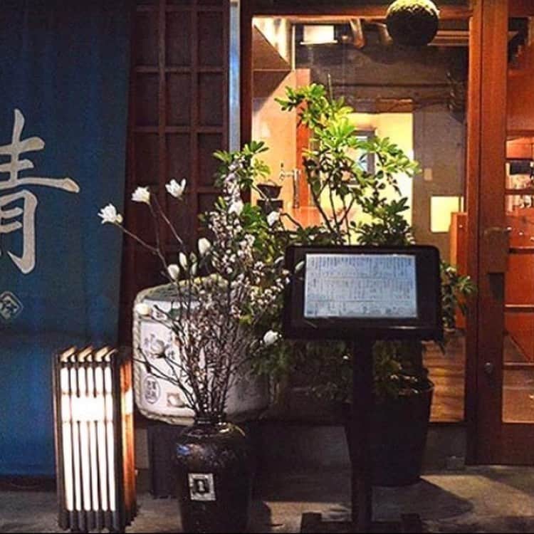 東京カレンダーさんのインスタグラム写真 - (東京カレンダーInstagram)「代々木上原にある『青』では絶品の海鮮丼が味わえる。しっかりとした味わいのいくらに、うにの甘みが引き立ち、わさび醤油が一層の深みを与えてくれる。 食べ進めるほどに幸福を感じられる魅惑の、ご褒美の一品だ！ #東京カレンダー #東カレ #tokyocalendar  #代々木上原 #青 #うに #いくら #海鮮丼 #海鮮  #丼 #丼ぶり」6月22日 22時51分 - tokyocalendar