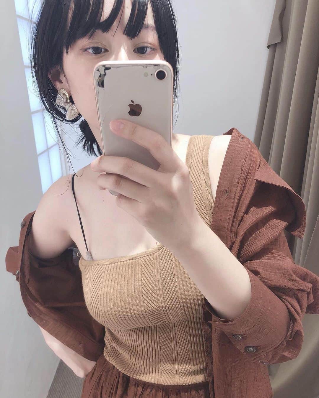 のインスタグラム：「最近活躍しているものたち👐🏻 ‌どこのかは、タグ付けしてあります🏷 このシャツ、わしゃわしゃにして鞄に入れておいてもシワとか全然気にならなくて家でも洗えてるしとてもありがたい！  携帯　#バキバキ 🥺」
