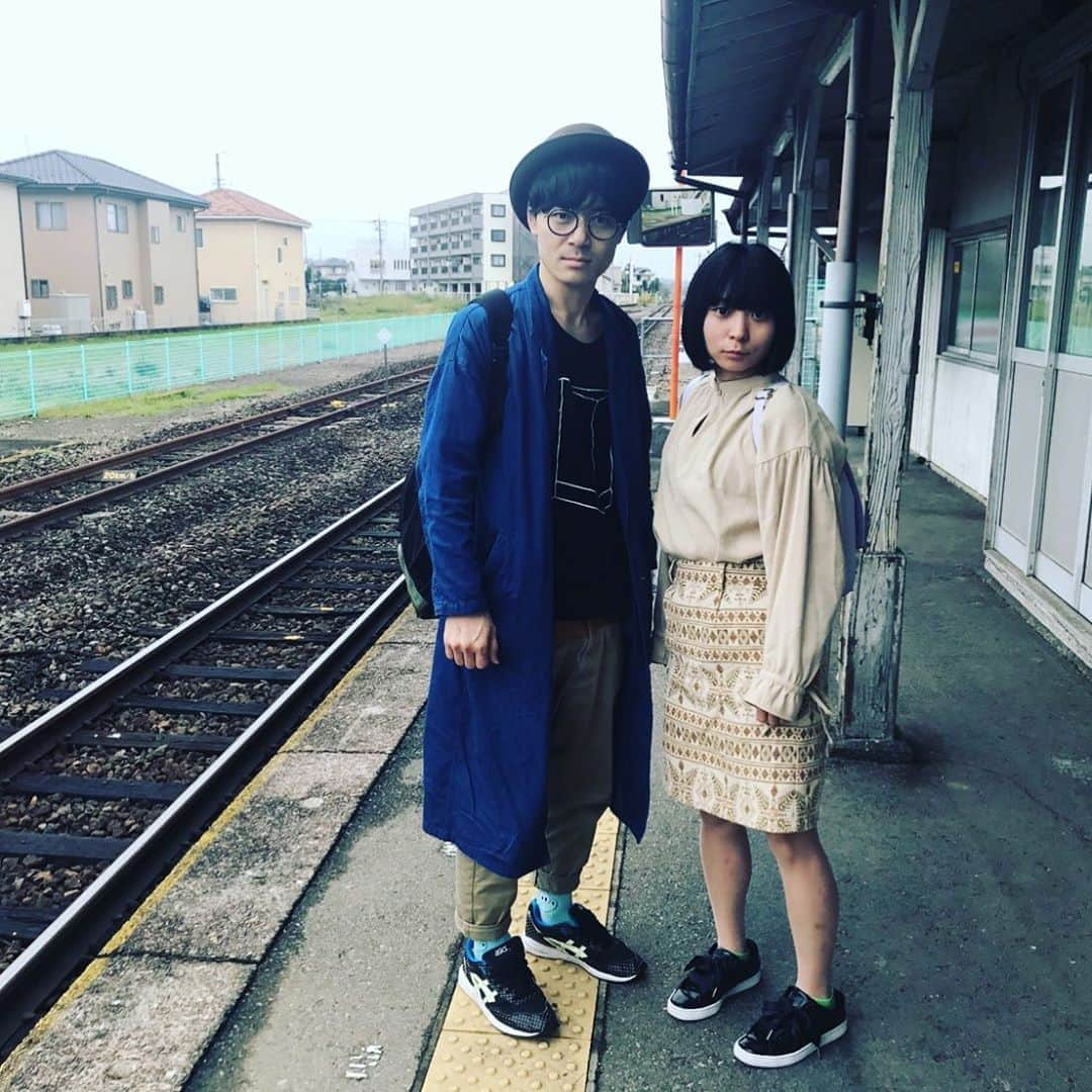 スーパー3助さんのインスタグラム写真 - (スーパー3助Instagram)「#いつぞやの私服 その1  #池袋で買った帽子  #ラフォーレバーゲンで買ったTシャツ  #ローリーズファームのセールで買ったコート  #フラボアのセールで買ったパンツ  #ヴィレヴァンで買ったワニの靴下  #暗闇で光るアシックスのスニーカー  #となりは旅人村長」6月22日 22時45分 - super3suke_nyankostar