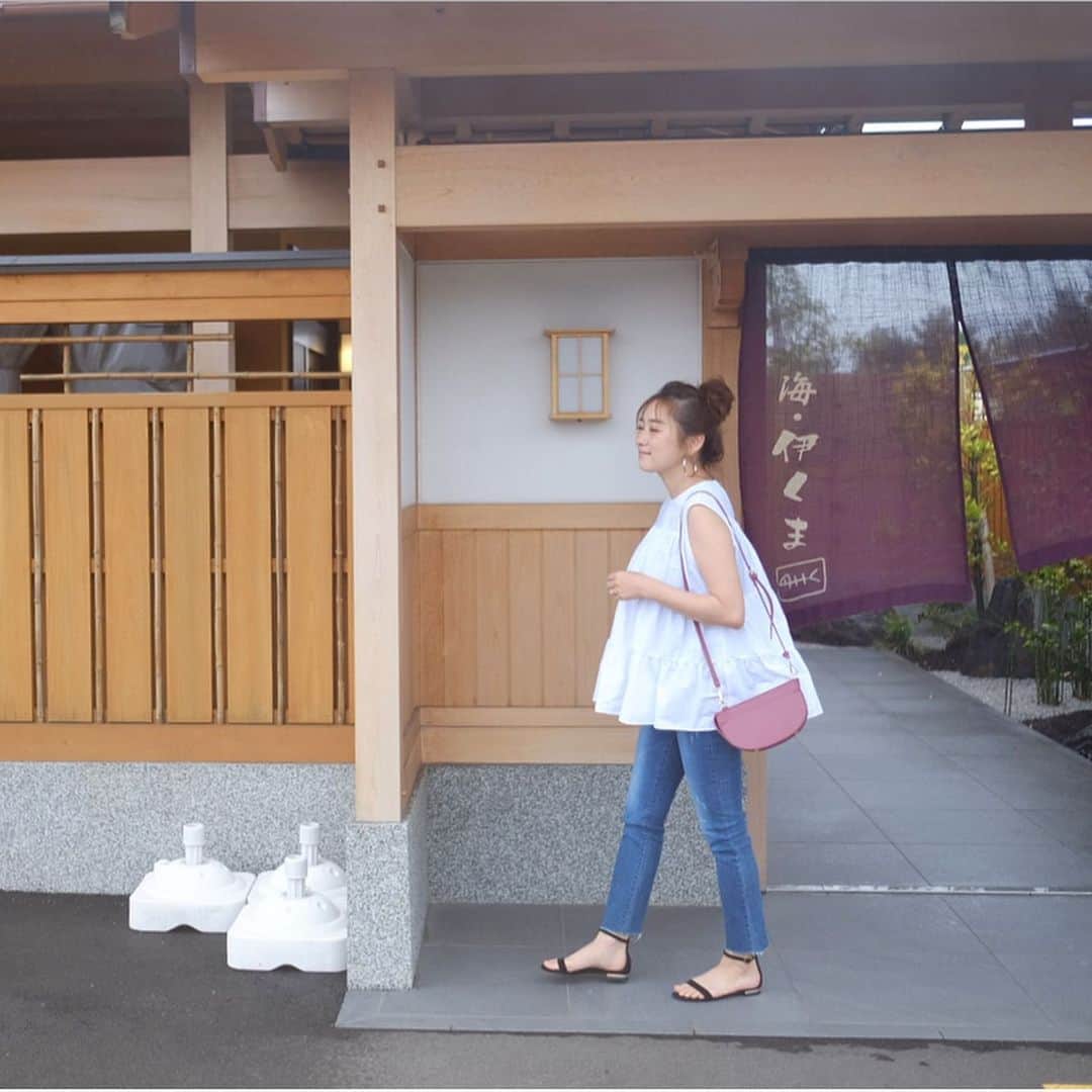 Keikooooooのインスタグラム：「里帰り中👶🏻♡ 家族でランチコーデ！ tops #trefleplusone @trefleplus denim #ariesmirage @ariesmirage  bag #arminarmjp @arminarm.aa  shoes #@deuxiemeclasse #deuxiemeclasse  @parte_official #アームインアーム  #partegram #ootd #code #coodinate #fashion #ドゥーズィエムクラス #バルダン#baldan #ママコーデ」