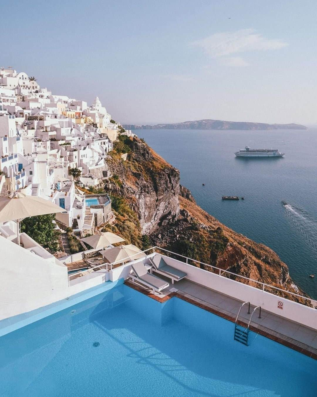 Travel + Leisureさんのインスタグラム写真 - (Travel + LeisureInstagram)「Check the side-by-side outdoor chaise lounges with the best views in all of Santorini. Tag a friend you'd want to spend the day here with! #tlpicks courtesy of @iamtravelr」6月22日 22時50分 - travelandleisure