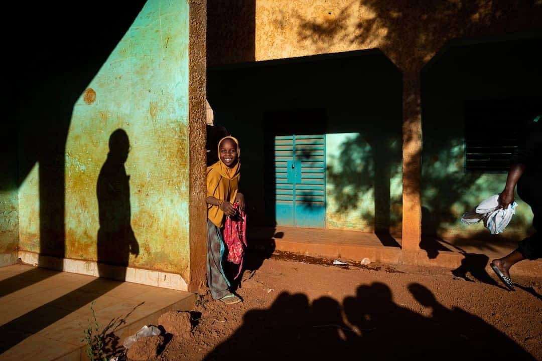 ライカさんのインスタグラム写真 - (ライカInstagram)「A young student in Ouagadougou, Burkina Faso cracks a joke during her lunch break. This vivid street shot and great example of shadow play was captured by Swiss photographer Ivan Margot (@ivan.margot) with the Leica Q at f8 and 1/600. Discover the Leica Q for yourself via the bio link.  #LeicaCamera #Leica #🔴📷 #Leicagram #LeicaQ #TheLeicaLook #LeicaWorld #Leica_Club #LeicaSociety #Leicaphoto #ShootLeicaPro #streetphoto #lifeisstreet #capturestreets #shadowplay #streetminimal #lighthunter #burkinafaso #everydayafrica」6月22日 23時00分 - leica_camera