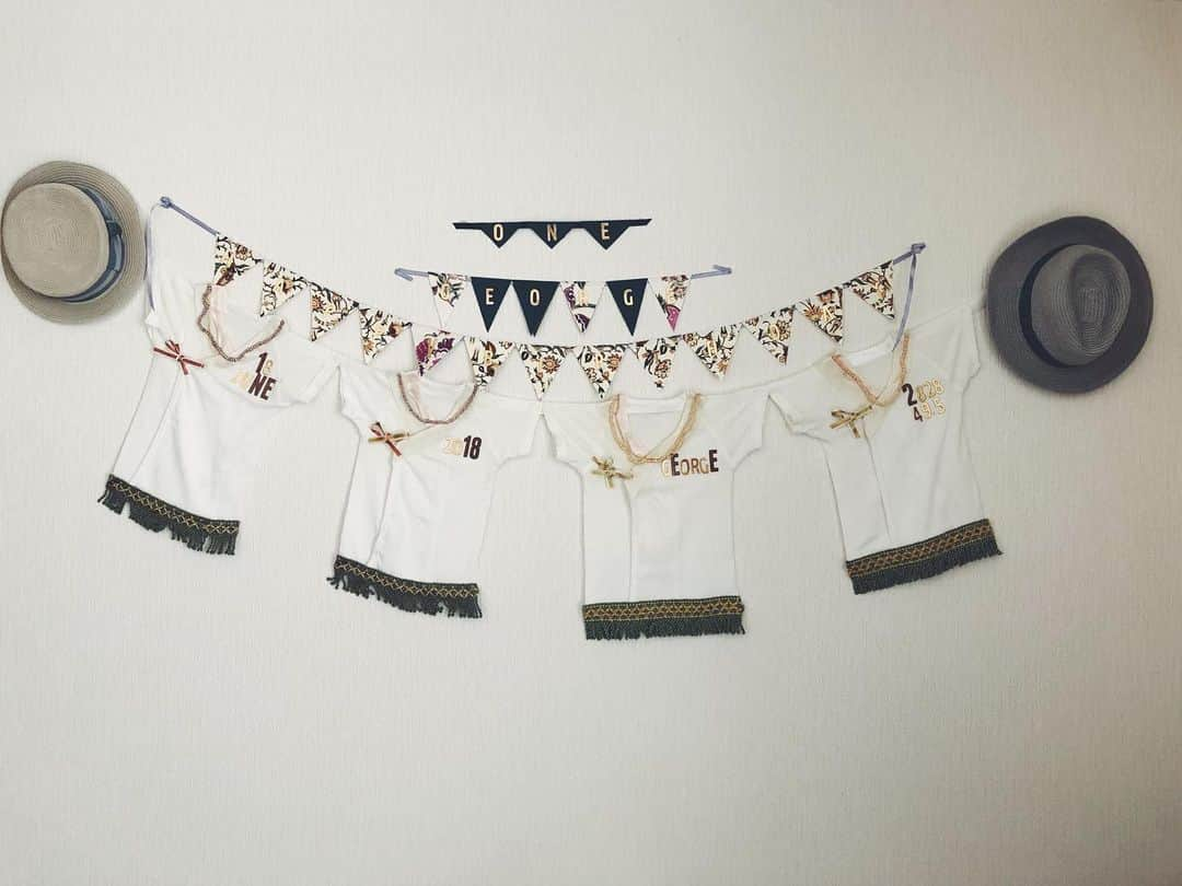 尾形沙耶香さんのインスタグラム写真 - (尾形沙耶香Instagram)「#preparingbirthdayparty 👶🏻 #handmadegarland  生後間もない頃に着ていた肌着と、家族からのプレゼントが包まれていたラッピングペーパーから出来ている #手作りガーランド 。  私なりの #アップサイクル で、思い出を形に。  #upcycle ♻️」6月22日 23時00分 - sayakaogata