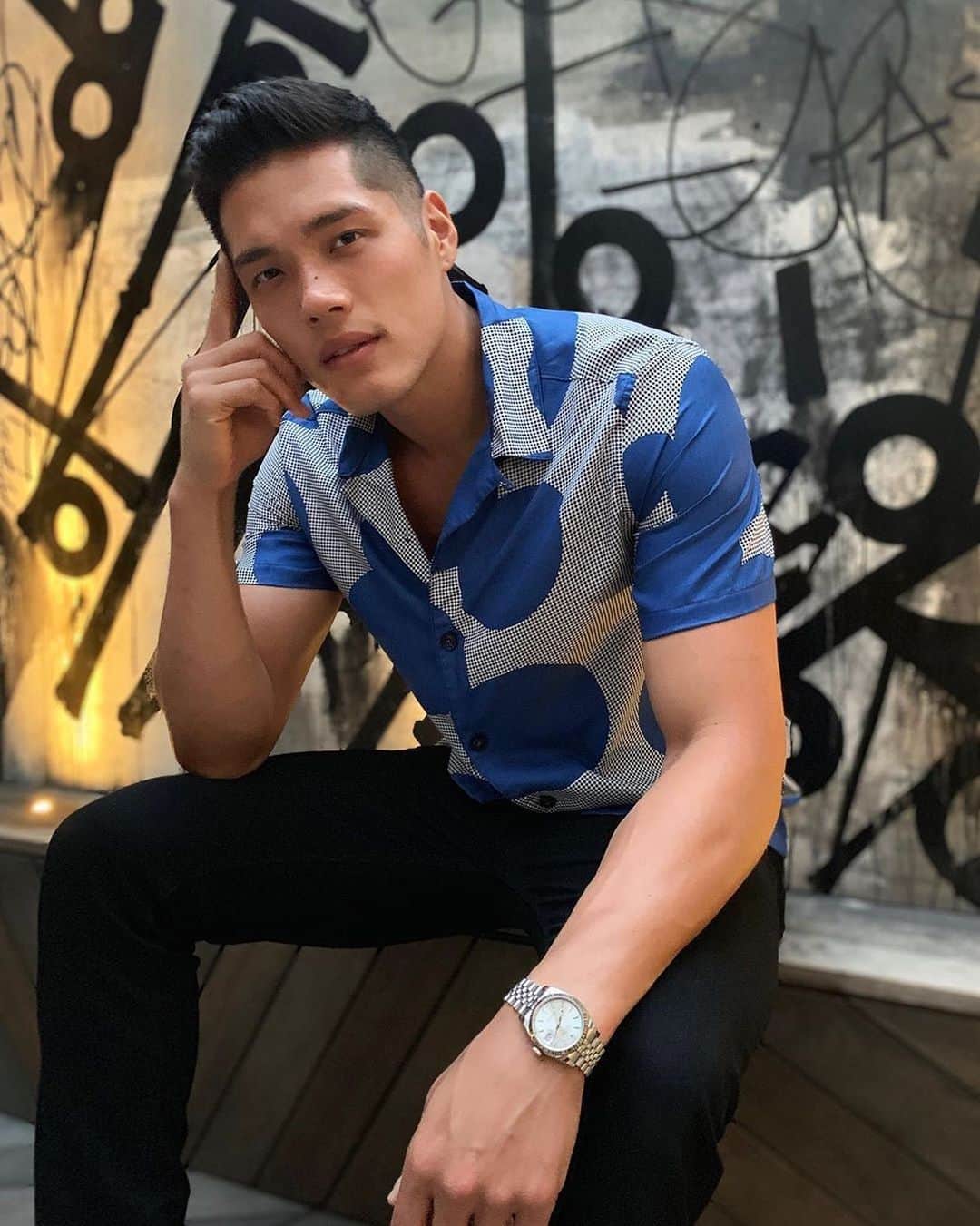 ペリーエリスのインスタグラム：「Hit refresh on your summer wardrobe with the Circle Print Plaid Shirt. Tap to shop. 📷 @timmm.c #repost #LifeReadySince1976」