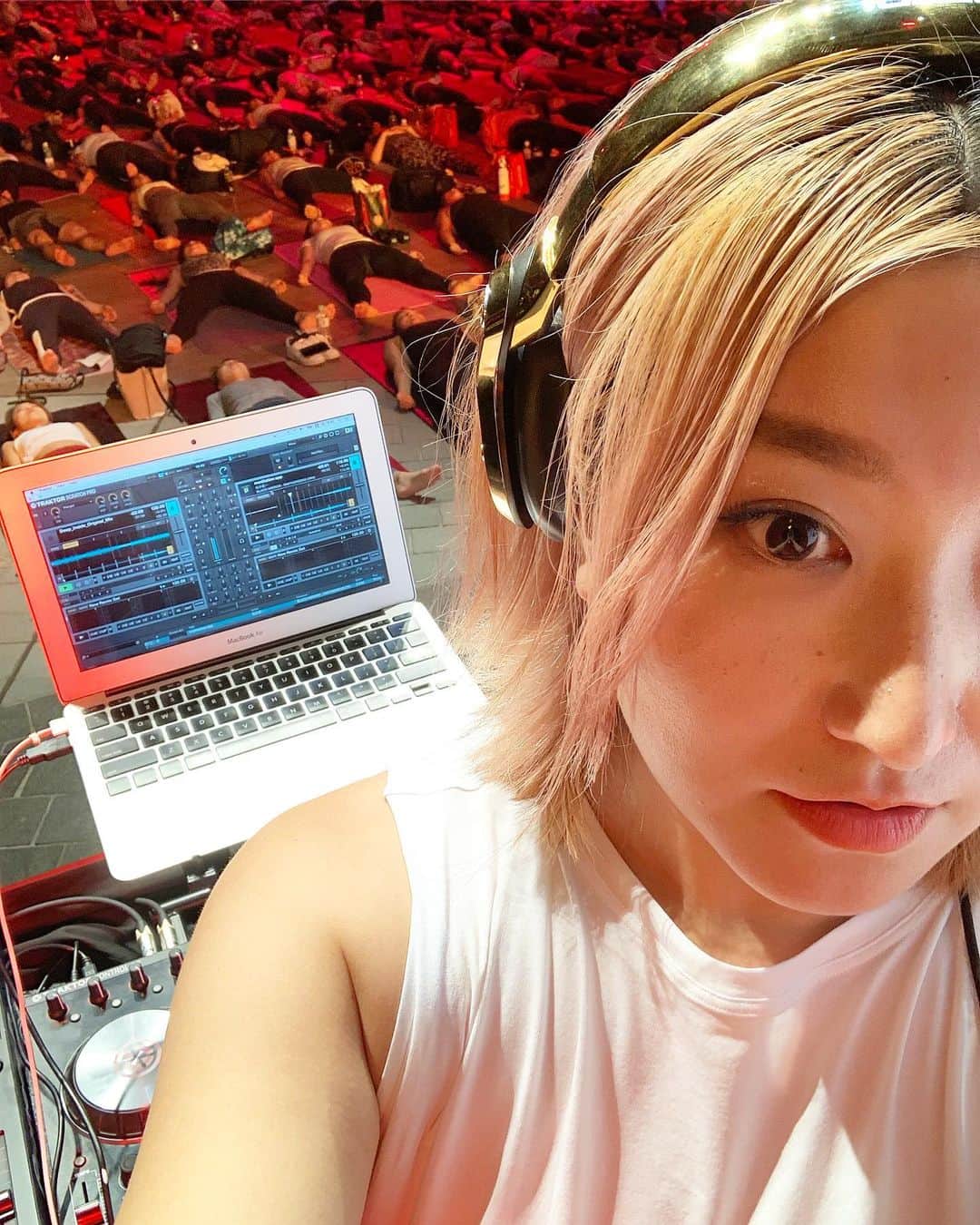 のインスタグラム：「昨日は国際ヨガデー🌏六本木ヒルズでルルレモンのイベントYOGA LANDで音を担当させてもらいましたー。アンバサダーのJuriとはかれこれ1年以上パートナーさせてもらってるけど、初の試み(J-pop😳)をしたり毎回違う気づきをくれたり鳥肌たつ1時間でした。ルルレモン はヨガは自由で身近にあると教えてくれる。これは私が1番実感していることかも「Yoga changed my Life」 それが今日のテーマでした。#JuriChangedMyLife #internationaldayofyoga #yogadj #一日一汗  @lululemonjp #ヨガdj」
