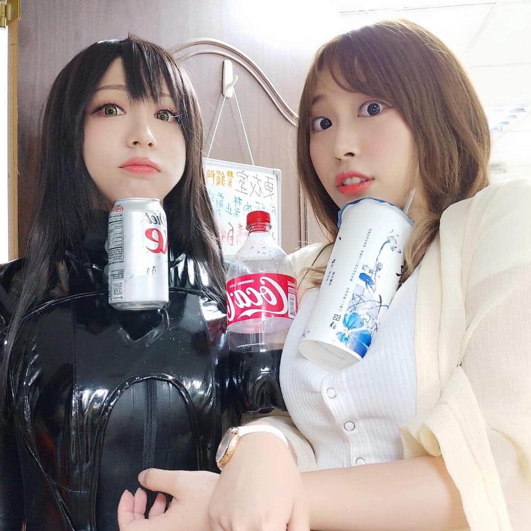 千尋のインスタグラム：「放珍珠奶茶已經不厲害了 教大家如何兩個人拿五瓶飲料嘻嘻  Photo thxHoly Nasu」