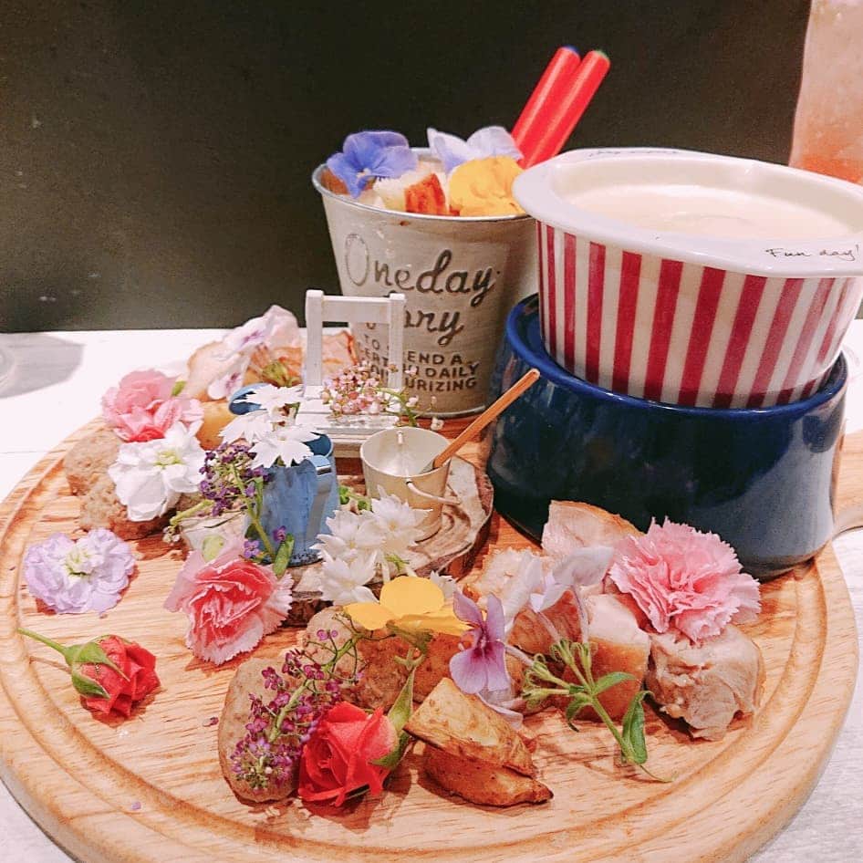 星空もあさんのインスタグラム写真 - (星空もあInstagram)「愛理氏(@satou_airin)と新宿にあるお店でご飯食べてきた！ ずっと気になってたから行けてよかった〜🥰 めちゃくちゃ可愛くてボリューミーで美味しかった😋  #av女優 #ミエーレ新宿 #新宿グルメ #チーズフォンデュ #パスタ  #エディブルフラワー #エディブルフラワーケーキ #お花食べた #味しなかった」6月22日 23時06分 - hoshizora_moa
