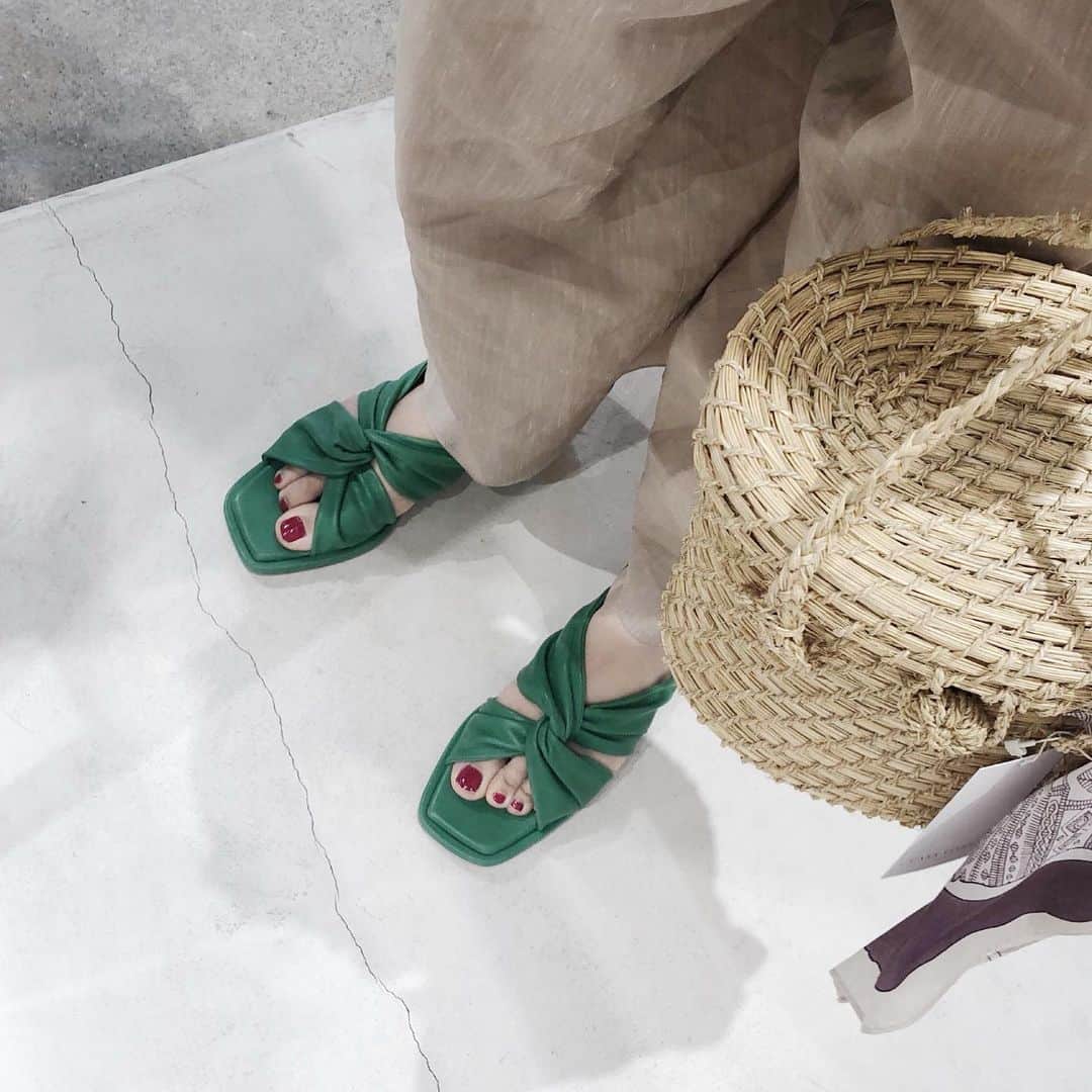 のインスタグラム：「今年のサンダルを見たいと言ってくれた方々へ👡  今年はまだ、このグリーンのこれだけ🧚🏻‍♂️ 鮮やかな色が可愛いねと褒められるのでうれしいです☺️ もうひとつくらい、歩きやすくて毎日履けるようなものを探し中💭みなさんも、かわいいものを知っていたら是非教えてください💭 . . 追記：どこで買っているのか聞いてくれた方々へ  @reikenen_official はInstagramで見つけて、日本での取扱店を、韓国語と英語を駆使して問い合わせてみたら、なんと、私の出演した映画やinstagramを見てくれていたようで🙏🏻🥺それからいつも韓国へ直接オーダーしています。  シーズンにもよるかもなのですが、その時は、日本では  @restyle_tokyo_isetanmitsukoshi @journalstandard.jp @221restir にあると教えてくれましたよ📝  #reikenen」