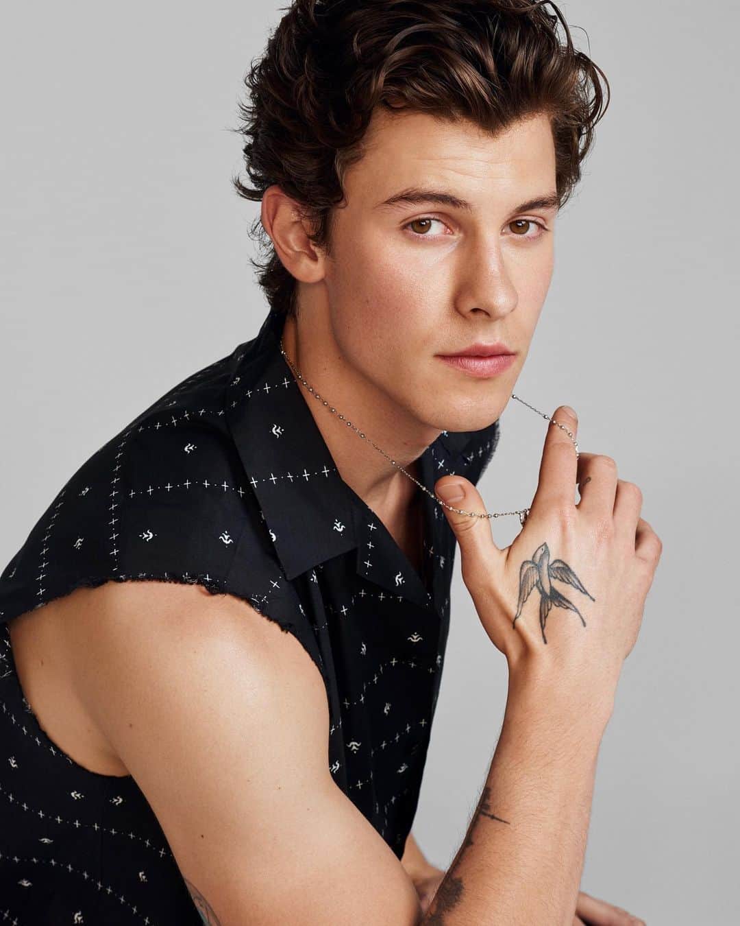 ジャスティン・キャンベルのインスタグラム：「Who wants to see more @shawnmendes for @vmagazine ?」