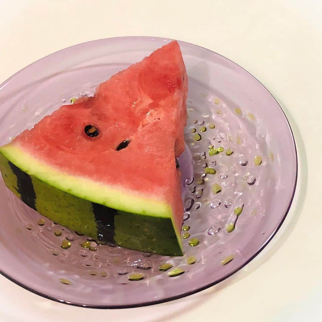 仁藤萌乃さんのインスタグラム写真 - (仁藤萌乃Instagram)「🍉 甘くて美味しい。沖縄で作ったお皿をおろしました。 紫に緑のつぶつぶ。」6月22日 23時11分 - moeno.n_official