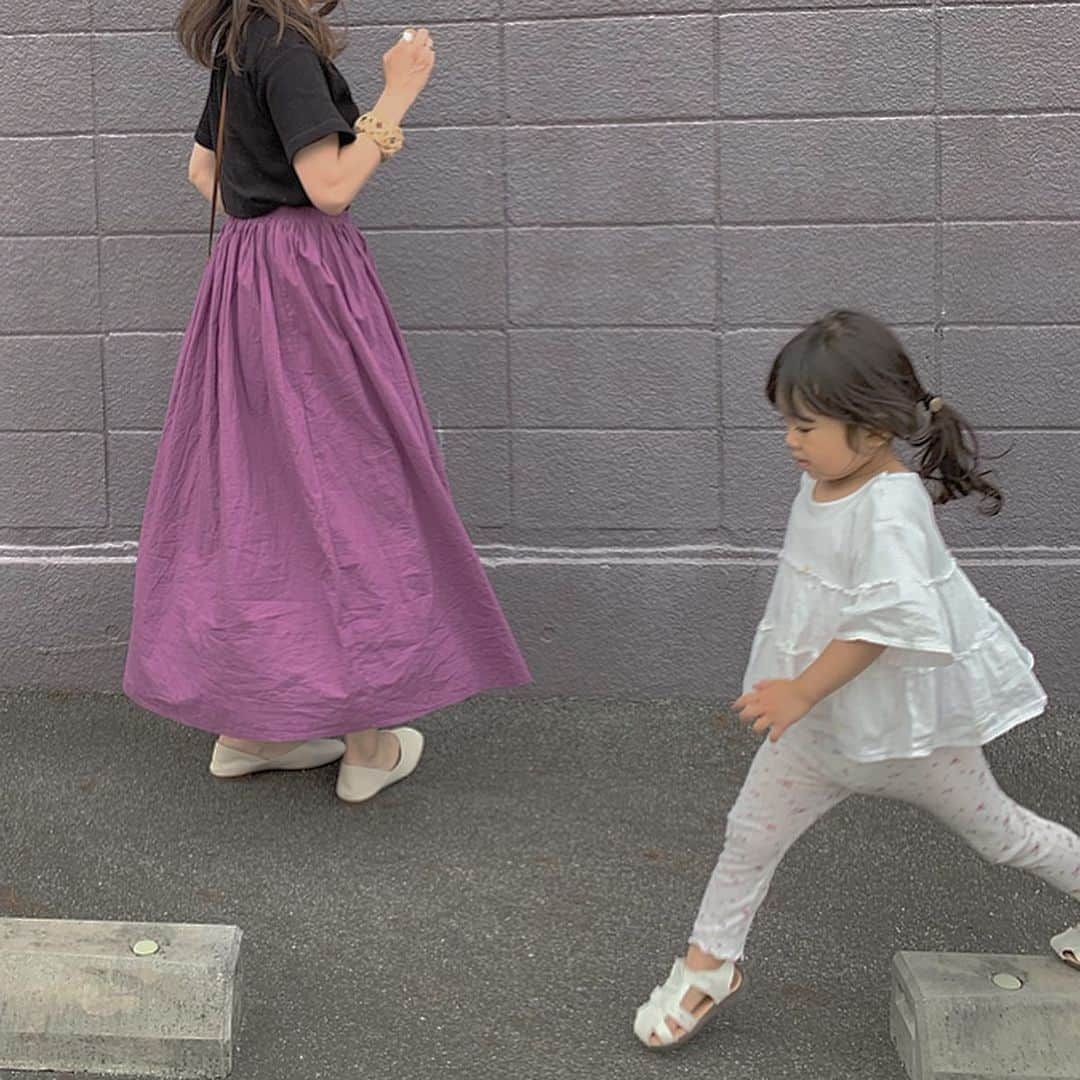 kaorinさんのインスタグラム写真 - (kaorinInstagram)「末っ子乱入👧🏻笑 ・ パープルが可愛いロングスカート♡ ・ 丈感とかボリューム具合とかほんとツボで、よく手に取るスカート🥰 ・ 159センチ、Mサイズでこの丈感です✨ ・ @urs_official の #コットンボイルボリュームスカート です♡ ・ ・ #大人カジュアル#キレイめコーデ#ファッション#コーデ#コーディネート#ママコーデ#ママファッション#데일리룩#데일리룩코디#패션#오오티디#아웃핏#코디#코디스타그램#옷#coordinate#fashion#ootd#outfit#instafashion#プチプラコーデ#女の子ママ#親子コーデ#おやこーで#urs_official#urs_styling#ユアーズ」6月22日 23時12分 - kaorinnnhyrk