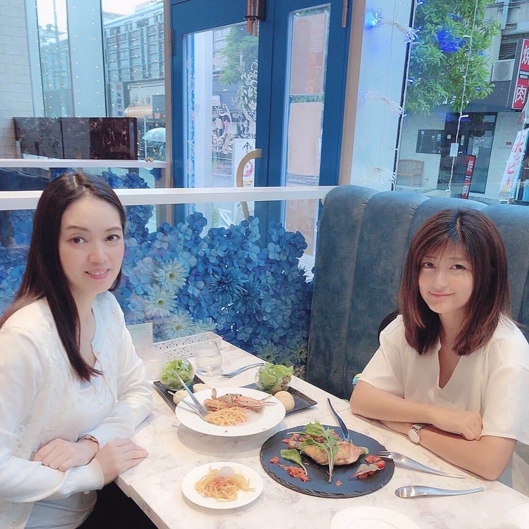 小西さやかさんのインスタグラム写真 - (小西さやかInstagram)「ずーーーっとみたかったピカチュウ の映画をなおちゃんと一緒にみてきました(^^) なおちゃん、私のワガママに付き合ってくれてありがとう！ . 実は、仕事で疲れた時、夜の癒しタイムに、いつもピカチュウ のダンスの様子をyoutubeでみてます。ぬいぐるみ好きには、可愛い過ぎてたまらないですね！これが今、ハマってるストレス発散法💕癒される💕 . なんと、映画館にピカチュウの看板がなかったのでトイストーリー4 の前で！ 今、旦那さんがパリに行ってるのですが、パリのディズニーにはロッツォの種類が少なくてこの２つのぬいぐるみだけでした。😭 #ピカチュウ #ピカチュウダンス #ピカチュウ映画 #トイストーリー4 #トイストーリーグッズ #トイストーリーグッズ #ロッツォグッズ #ロッツォハグベア #ロッツォ好き過ぎる #ストレス解消 #ストレス解消法  #ストレス発散法」6月22日 23時13分 - cosmeconcierge