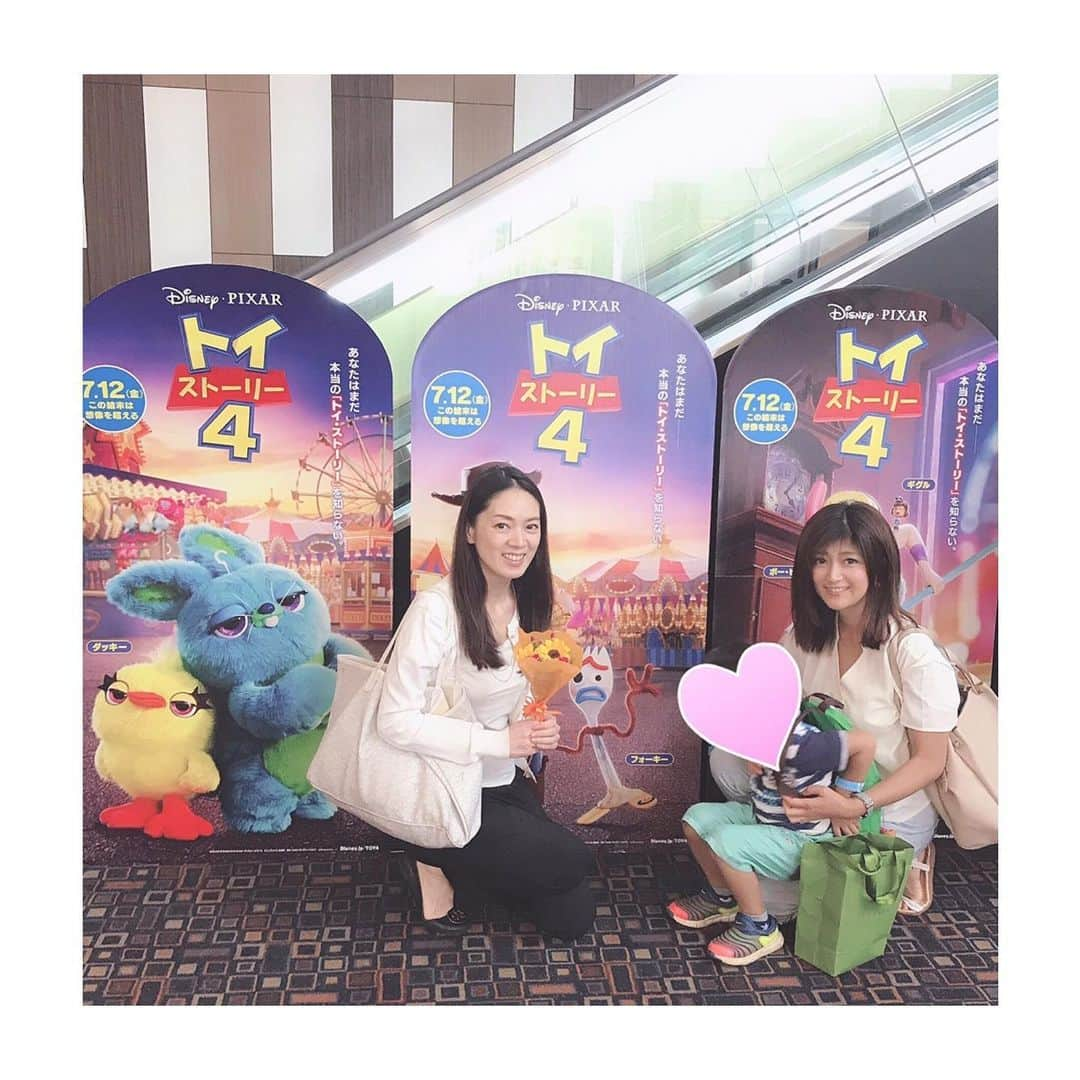 小西さやかさんのインスタグラム写真 - (小西さやかInstagram)「ずーーーっとみたかったピカチュウ の映画をなおちゃんと一緒にみてきました(^^) なおちゃん、私のワガママに付き合ってくれてありがとう！ . 実は、仕事で疲れた時、夜の癒しタイムに、いつもピカチュウ のダンスの様子をyoutubeでみてます。ぬいぐるみ好きには、可愛い過ぎてたまらないですね！これが今、ハマってるストレス発散法💕癒される💕 . なんと、映画館にピカチュウの看板がなかったのでトイストーリー4 の前で！ 今、旦那さんがパリに行ってるのですが、パリのディズニーにはロッツォの種類が少なくてこの２つのぬいぐるみだけでした。😭 #ピカチュウ #ピカチュウダンス #ピカチュウ映画 #トイストーリー4 #トイストーリーグッズ #トイストーリーグッズ #ロッツォグッズ #ロッツォハグベア #ロッツォ好き過ぎる #ストレス解消 #ストレス解消法  #ストレス発散法」6月22日 23時13分 - cosmeconcierge