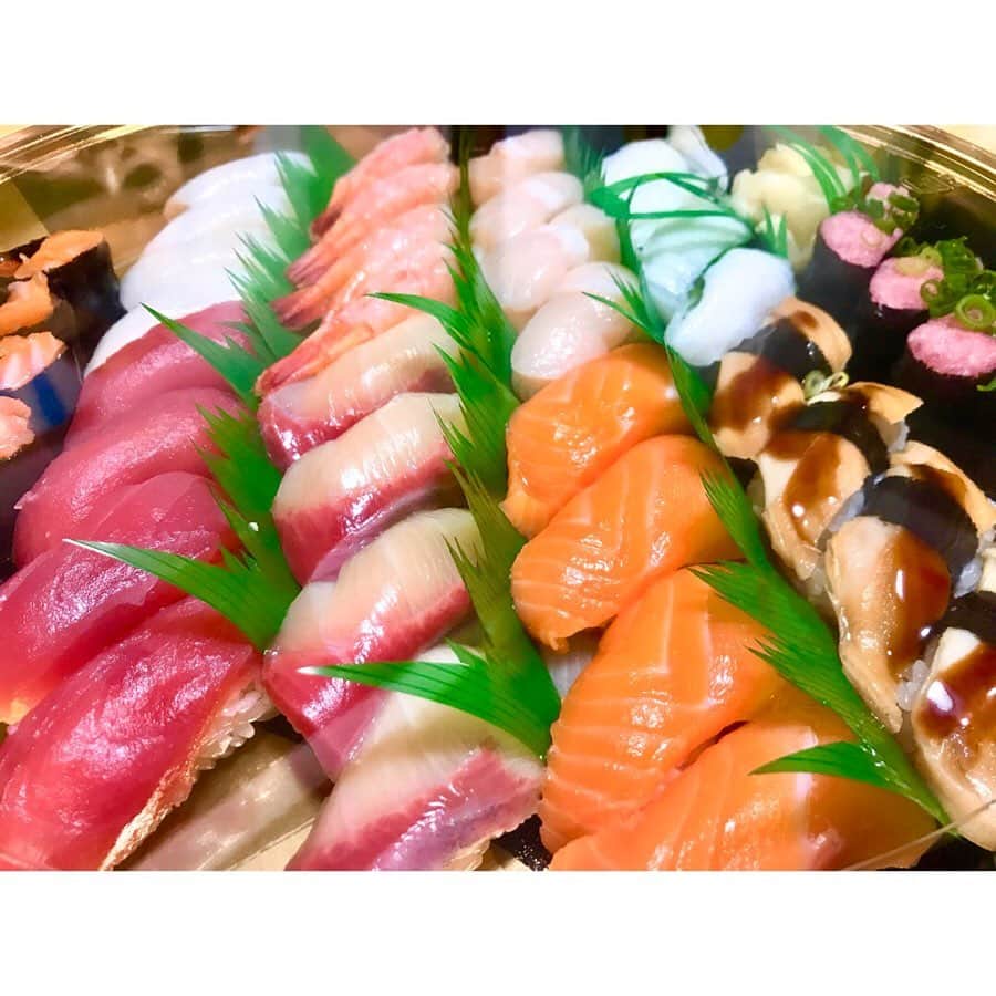加藤一華さんのインスタグラム写真 - (加藤一華Instagram)「. お寿司、スキ。。。🍣 子供の頃はそんなことなかったのに〜。 いつのまにかお寿司の虜、なんて話を。笑 . 大人の舌はけしからんですな(ﾟωﾟ) ええ、幸せの光景でございます(ﾟωﾟ) . #ボンボンtv #キッズボンボン #寿司 #お寿司 #いちなる #井上さに」6月22日 23時14分 - ichika_kato