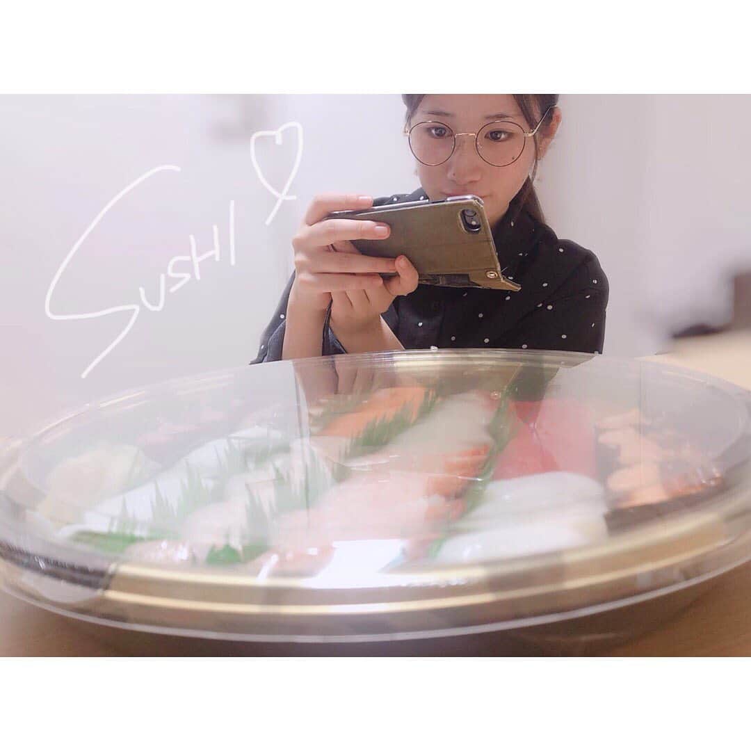 加藤一華さんのインスタグラム写真 - (加藤一華Instagram)「. お寿司、スキ。。。🍣 子供の頃はそんなことなかったのに〜。 いつのまにかお寿司の虜、なんて話を。笑 . 大人の舌はけしからんですな(ﾟωﾟ) ええ、幸せの光景でございます(ﾟωﾟ) . #ボンボンtv #キッズボンボン #寿司 #お寿司 #いちなる #井上さに」6月22日 23時14分 - ichika_kato