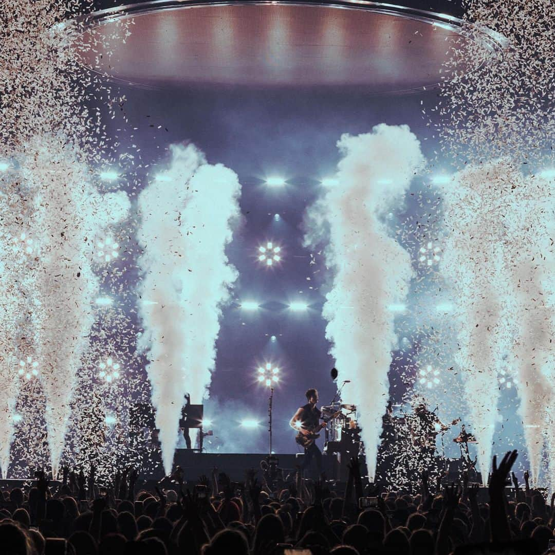 ショーン・メンデスさんのインスタグラム写真 - (ショーン・メンデスInstagram)「My favourite moment of every show. I love you guys with all my heart. Thank you for loving, singing and letting go with me every night.. ♥️」6月22日 23時16分 - shawnmendes