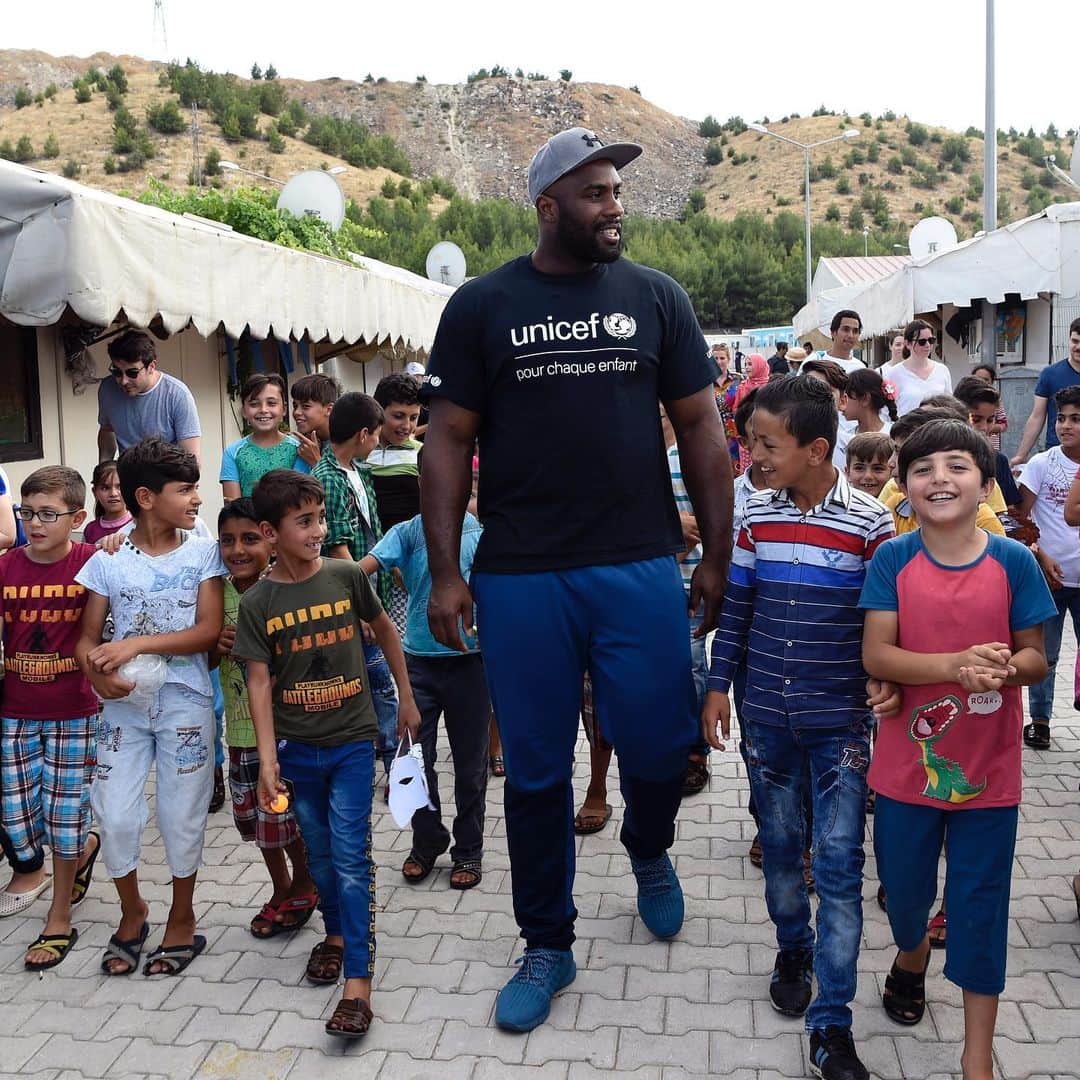 テディ・リネールさんのインスタグラム写真 - (テディ・リネールInstagram)「En mission en Turquie avec @unicef_france et @unicefturkiye , je me rends compte de leurs actions menées au quotidien auprès des enfants réfugiés syriens.  #UnEnfantEstUnEnfant et chacun a le droit de grandir et de s’épanouir dans les meilleures conditions. Leur force et leur joie de vivre m’ont bluffé, car grâce à UNICEF et à vos dons, ces enfants ont le droit à l’éducation, de faire du sport, et d’oublier petit à petit les atrocités qu’ils ont vécues.  #EnfantsDéracinés #Syrie 📸 Jean-Marie Hervio / KMSP」6月22日 14時18分 - teddyriner
