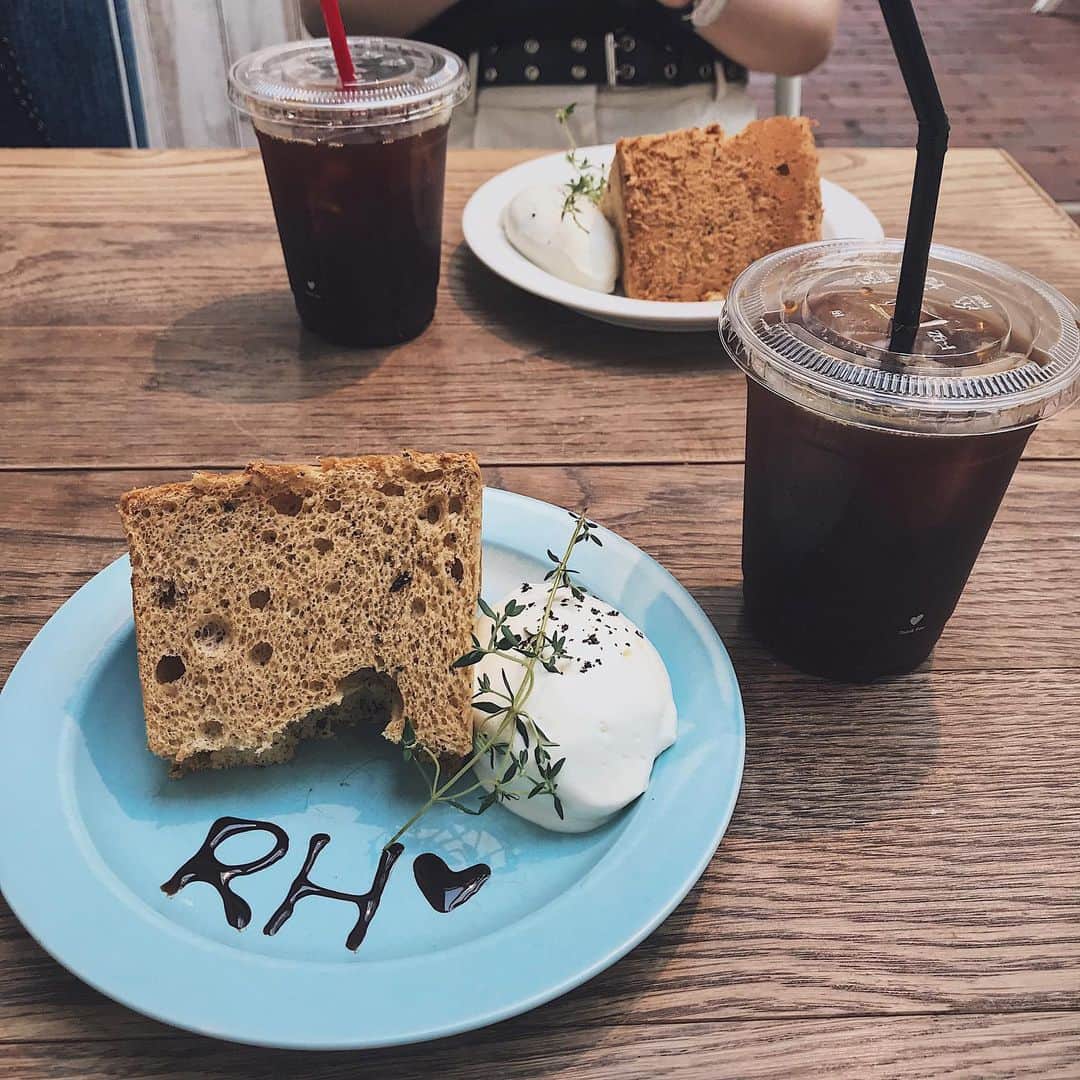 maai0528さんのインスタグラム写真 - (maai0528Instagram)「〻 RH♡ レモンタルト🍋食べたかったけど 売り切れちゃったから シフォンケーキにしたの🧁 ． ふわふわして美味しかった。 ． それにしても この日は いい休日だったなぁ☺︎ ． ． ※カップがなぜか逆だww コボちゃんはパスタ食べてた😂 ． ． #cafe  #memory #coffe  #ronhermancafe  #yummy  #teamcafetokyo」6月22日 14時27分 - maai0528