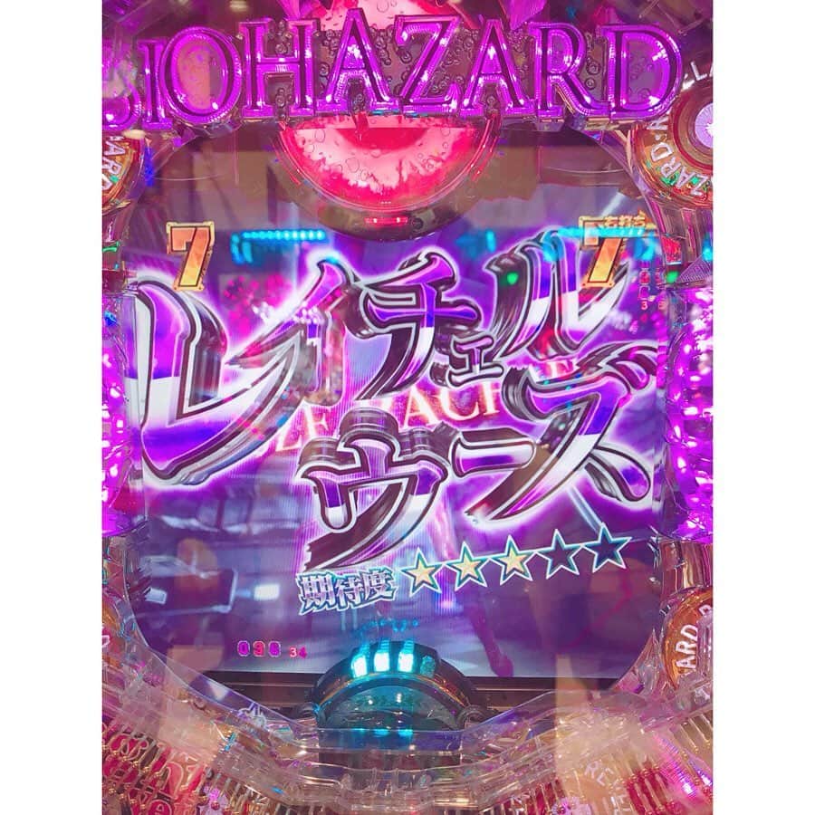 有明ゆなさんのインスタグラム写真 - (有明ゆなInstagram)「サンシャインコスモさんに移動したら 15:00回ったので新台入替だったから 空いていたバイオハザード座っちゃった♡ まさかの1回転目で当たったの！ 予想外すぎて嘘でしょ？！ ってなっちゃった！笑笑 . . . . #有明ゆな #ちっぱい #グラドル #応援大使 #サンシャインmax #パチンコ #ぱちんこ #スロット #甘デジ #千葉県 #市原市 #千葉県市原市 #バイオハザード #私服 #biohazard #新台 #新台入替」6月22日 14時31分 - ariake_yuna