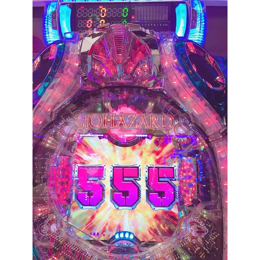 有明ゆなさんのインスタグラム写真 - (有明ゆなInstagram)「サンシャインコスモさんに移動したら 15:00回ったので新台入替だったから 空いていたバイオハザード座っちゃった♡ まさかの1回転目で当たったの！ 予想外すぎて嘘でしょ？！ ってなっちゃった！笑笑 . . . . #有明ゆな #ちっぱい #グラドル #応援大使 #サンシャインmax #パチンコ #ぱちんこ #スロット #甘デジ #千葉県 #市原市 #千葉県市原市 #バイオハザード #私服 #biohazard #新台 #新台入替」6月22日 14時31分 - ariake_yuna