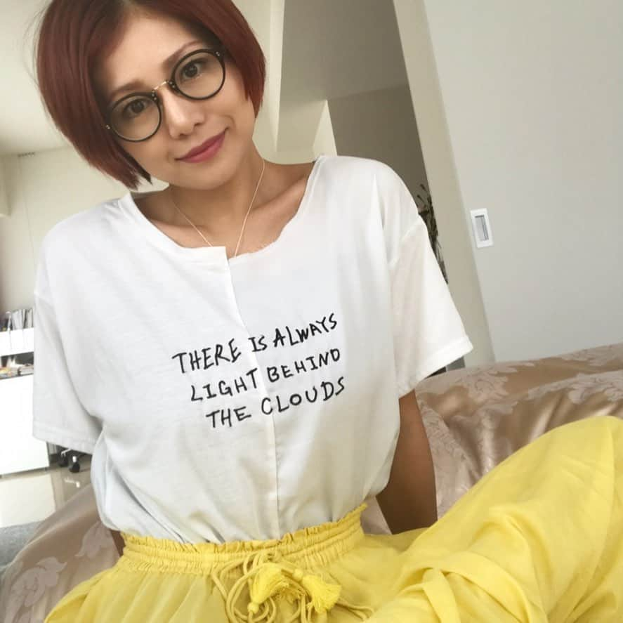 蜷川べにさんのインスタグラム写真 - (蜷川べにInstagram)「最近雨の日はポジティブなTシャツとビタミンイエローで生きてる。最近黄色好き。一番嫌いな色だったけど。 今日も元気にいこーぜ。」6月22日 14時42分 - ninagawabeni