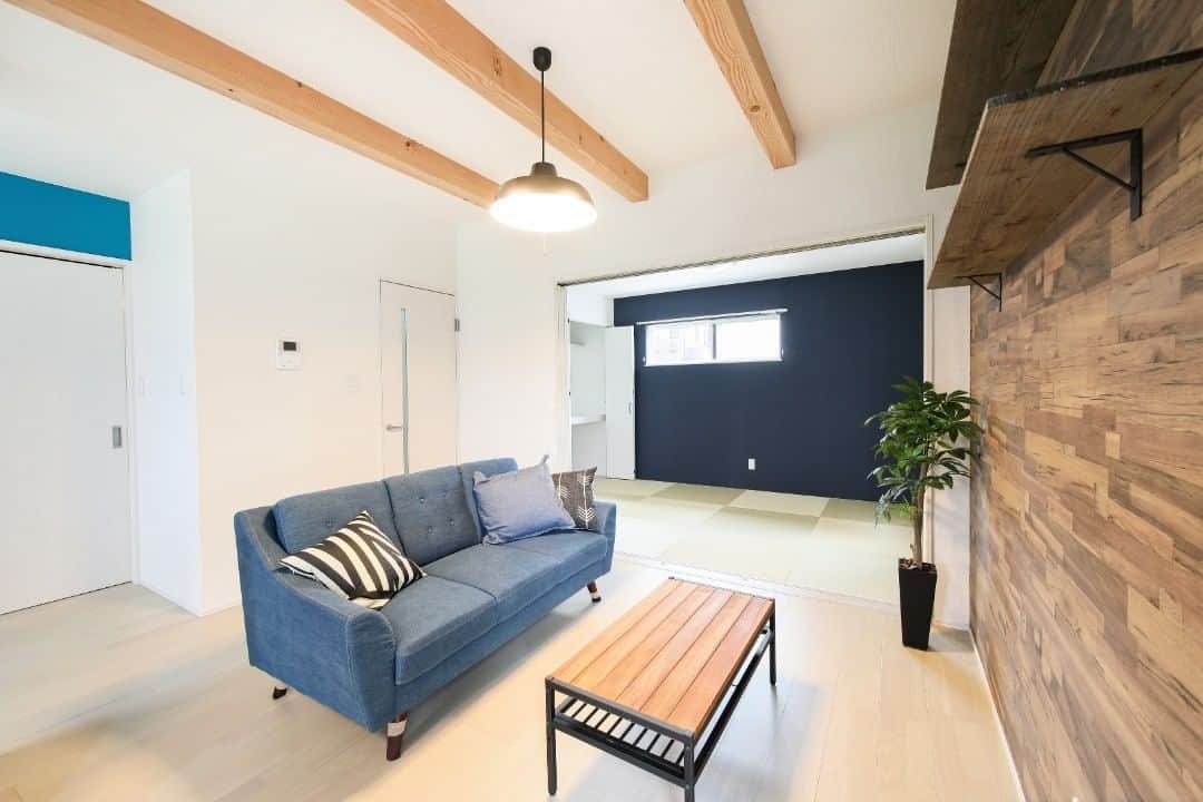 homelife 夢を叶える暮らし方のインスタグラム：「【和室と繋がるLDK】 .  家族がよく過ごすリビングはおうちの中心にあり、 和室、キッチン、ダイニングどこにいても家族とコミュニケーションがとれます！ . . ◆―――――――――――――――◆ ▷ more… @homelife_gallery ◆―――――――――――――――◆ . . #リビング #ダイニング #和室 #家族 #インテリア #家具 #コーディネート #ソファ ＃アクセントクロス #DIY #理想の家 #おしゃれな家 #マイホーム計画 #マイホーム #福知山 #豊岡 #加東 #姫路 #注文住宅 #自由設計 #デザイン住宅 #family #house #home #homelife_京都 #homelife_大阪 #homelife_兵庫 #ホームライフ #ホームライフ100 #アーキホームライフ」