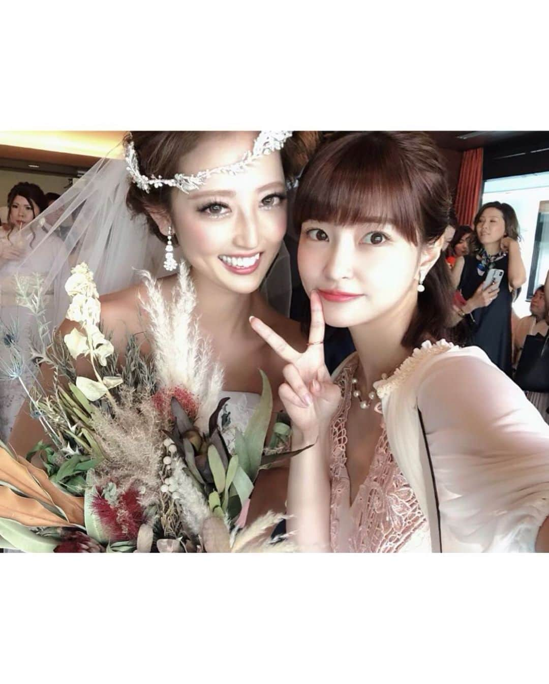 岸明日香さんのインスタグラム写真 - (岸明日香Instagram)「昨日は弾丸で地元の親友の結婚式へ。。👰✨ 最初は絶対仲良くなりたくないタイプやなってお互い思ってたけど、気付いたら一緒にいて、親友になってた😂 見かけによらずwしっかりしてて周りの人を大切にするところも、普段は適当なとこも大好き💕笑 うちら綺麗とかかわいいとか言い合うような関係じゃないけど笑 めちゃくちゃ綺麗やった、、🥺💓 久々に会える友達もいっぱいいて、お腹ちぎれるくらい笑わせてくれた😂 ほんまにおめでとう。。✨ 素敵な旦那さんとお幸せに🌸 結婚しても、東京遊びにきてね🥺笑🙏 泣きすぎて目腫れてる👁w . さて、今夜は#那須川天心にボクシングで勝ったら1000万円  生放送観てね！」6月22日 14時39分 - aspoo02