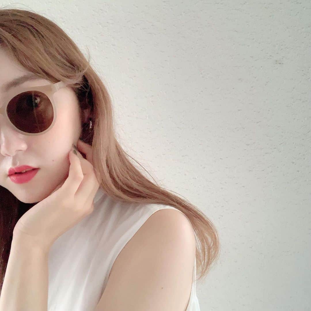 mina hinokuchiのインスタグラム：「. お気に入りのサングラスとヘアカラー🕶 . ちょっと前にLONESSの稲用さん(@inamochinaoki )にして頂いたカラー🌱 最初のオリーブなベージュの時も可愛かったし、落ち方も凄く可愛くてお気に入りです☀︎ いつもありがとうございます🌿🌿 遅くなりましたが銀座店オープン&店長もおめでとうございます🌻 . #whoswhochico #salonbychico #サングラス #loness #銀座」