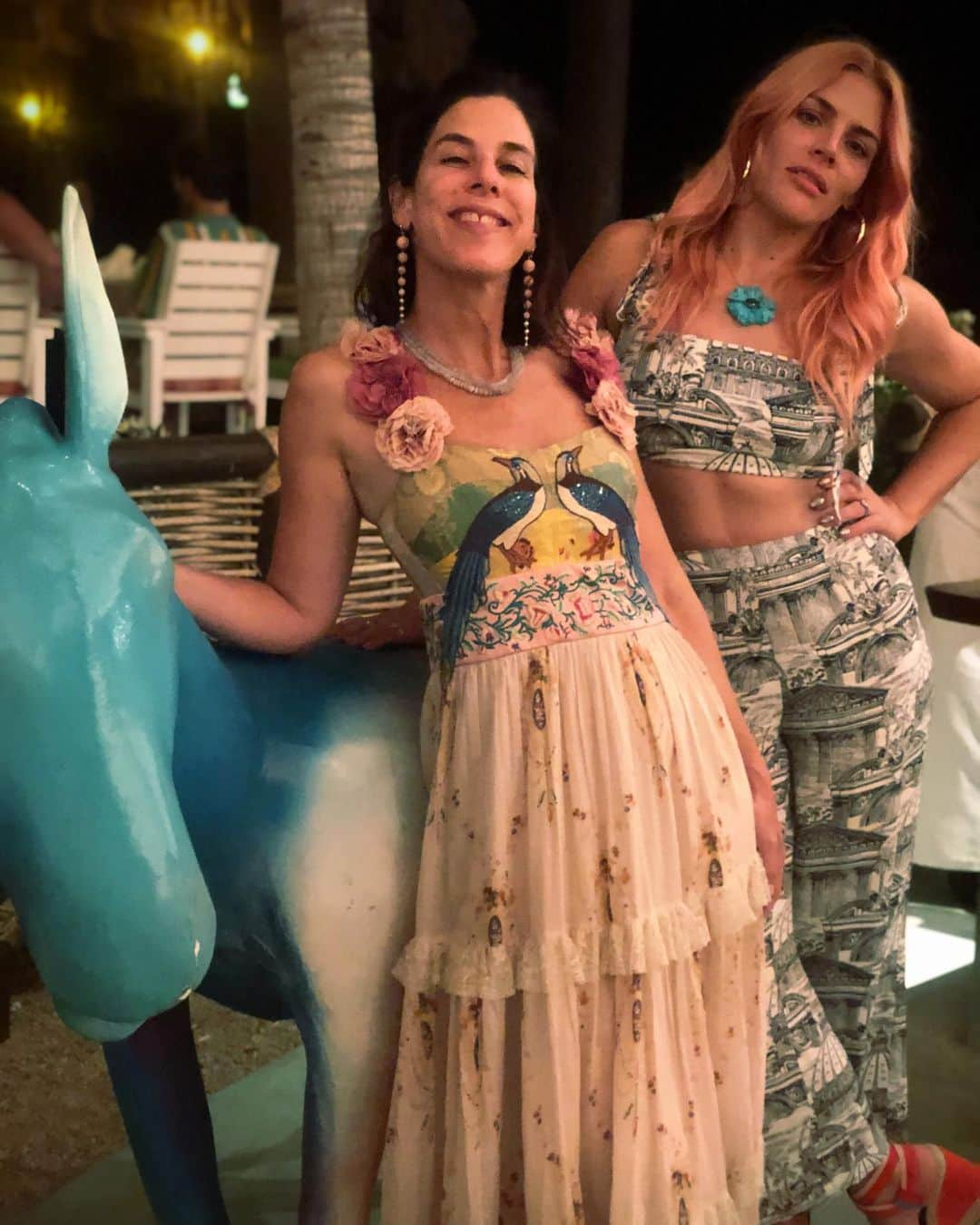 ビジー・フィリップスさんのインスタグラム写真 - (ビジー・フィリップスInstagram)「Irene is currently trying to figure out how to ship this tie dyed donkey statue back to LA.」6月22日 14時41分 - busyphilipps