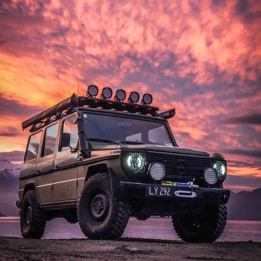 メルセデス・ベンツさんのインスタグラム写真 - (メルセデス・ベンツInstagram)「A winter sunset for the books. 🌅 Photo by @green_machine_nz. . #MercedesBenz #⭐ #GClass #strongerthantime #mbfanphoto #NewZealand #lifebeginswheretheroadends #lakelife #automotivedesign #offroading #mbcar」6月22日 15時00分 - mercedesbenz