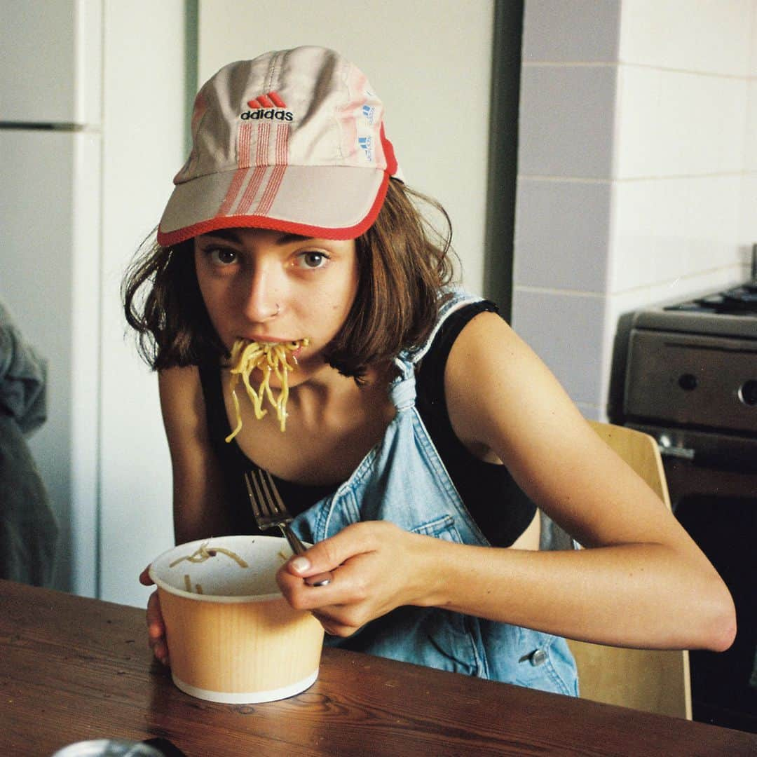 JOURNAL STANDARDさんのインスタグラム写真 - (JOURNAL STANDARDInstagram)「【 本日発売！ 】 " Stella Donnelly x JOURNAL STANDARD " . 音楽性だけでなく、レコードジャケットの写真でも大きく注目を集め、「このキュートな写真の子は？」 と、レコードショップや SNS 等で話題沸騰中な "Stella Donnelly" とのオフィシャルコラボレーションとして、話題のジャケット写真を採用したフォト T-shirts が本日6/22(土)発売！ . Fuji Rock 2019 への出演が決まっている彼女。既にファンの方はもちろん、初めて知る方も、ファッション性の高い彼女のフォト T-shirts は、男女共に大注目！夏フェスにも一押しなこのスペシャルアイテムをお見逃し無く！ . ￥6,000+tax No:19071610007430 No:19071610007530 No:19071610007630 . 詳細はハイライト "Men's Recommend" または公式 BLOG から http://bit.ly/2XrJvCK . . @stelladonnelly Stella Donnelly は豪パース出身、26才のシンガーソングライター。2017年、Healthy TapesよりファーストEP『Thrush Metal』をリリース。このEPが話題となり、翌2018年、アメリカのレーベル、Secretly Canadianが同作をリイシュー。 . EPNPR,KEXP,Pitchfork,LATimes,NYTimes,NME,TheTelegraphIndependent,Loud & Quiet,DIY,BBC Radio 1といった米英のメディアから絶賛される。2017年をツアーに費やしたStella Donnellyは、 2018年の6月、地元のオーストラリアに戻り当デビュー・アルバムをレコーディング。プロ デューサーにDean Tuzaを起用し、フレッシュな内容を求めバンドを一新して制作された 『Beware of the Dogs』は2019年3月、Secretly Canadianよりリリースされる。アルバムからのファースト・シングルは「Old Man」で、2019年1月にビデオを共に公開された。 .. .. @bignothing_japan @secretlycanadian @georgeohfoster @jsomotesando @jinnanzaka_journalstandard .. .. #ジャーナルスタンダード  #journalstandard  #stelladonnelly #ステラドネリー #FujiRockFestival2019 #タワレコメン #ThrushMetal #BewareoftheDogs #SecretlyCanadian  #bignothing  #jsomotesando  #jinnanzaka_journalstandard  #baycrews #2019SS #fashion #SecretlyCanadian #BewareoftheDogs #フジロック #フジロック2019 #FUJIROCK #fujirock2019」6月22日 15時00分 - journalstandard.jp