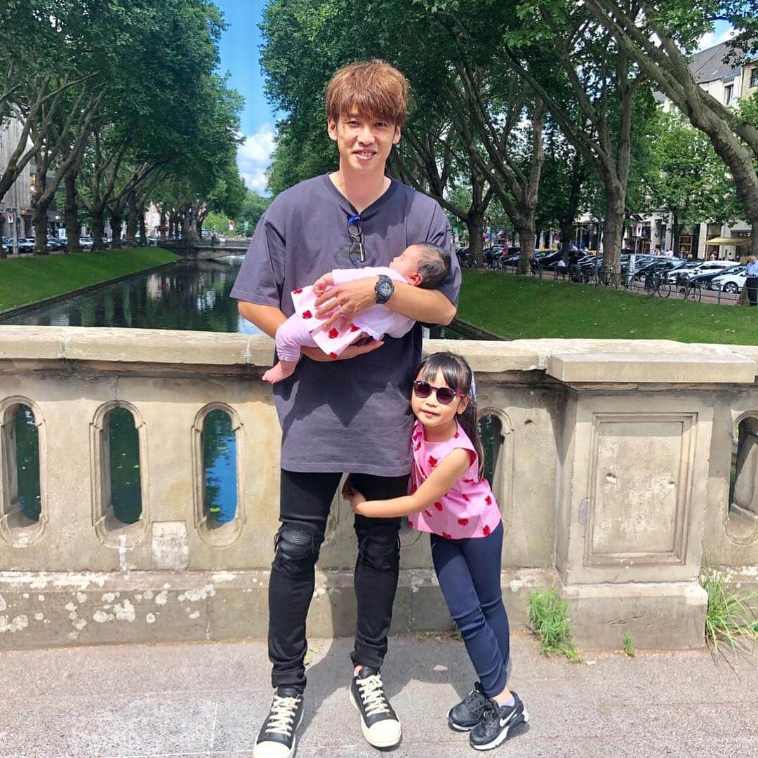 大迫勇也さんのインスタグラム写真 大迫勇也instagram 1ヶ月ぶりに子供達と再会 天気が良かったので近所を散歩 再会 初めての3ショット 赤ちゃん 2ヶ月 可愛い 6月22日 14時58分 Yuya Osako