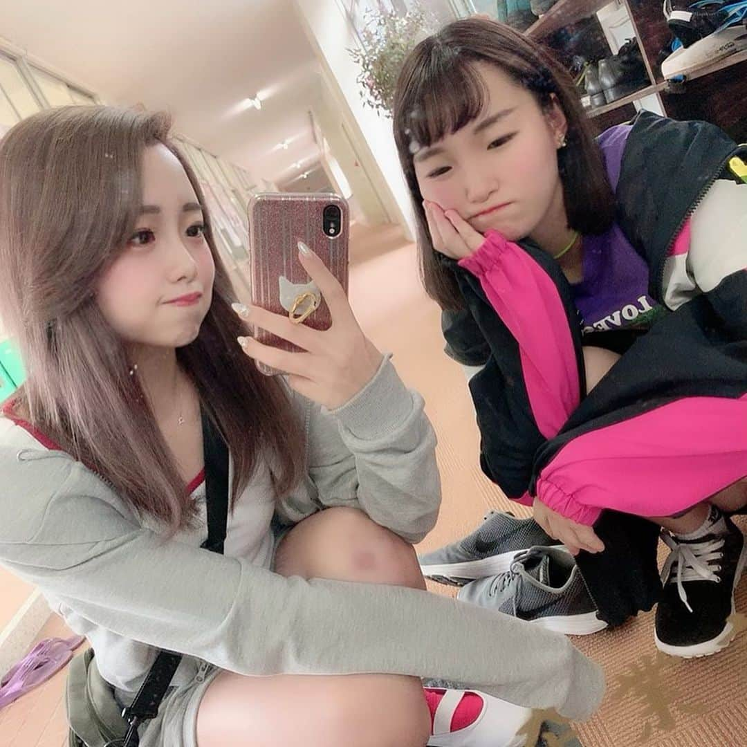 加藤ゆりなさんのインスタグラム写真 - (加藤ゆりなInstagram)「体育の前の📷 偶然誕生日おなじの友達🤭って言っても三年離れてるけど、、 ひざのあざはキャリーバッグにぶつかりすぎてできた笑 課題やらなきゃ🥺 #jk」6月22日 15時04分 - _yuringo_