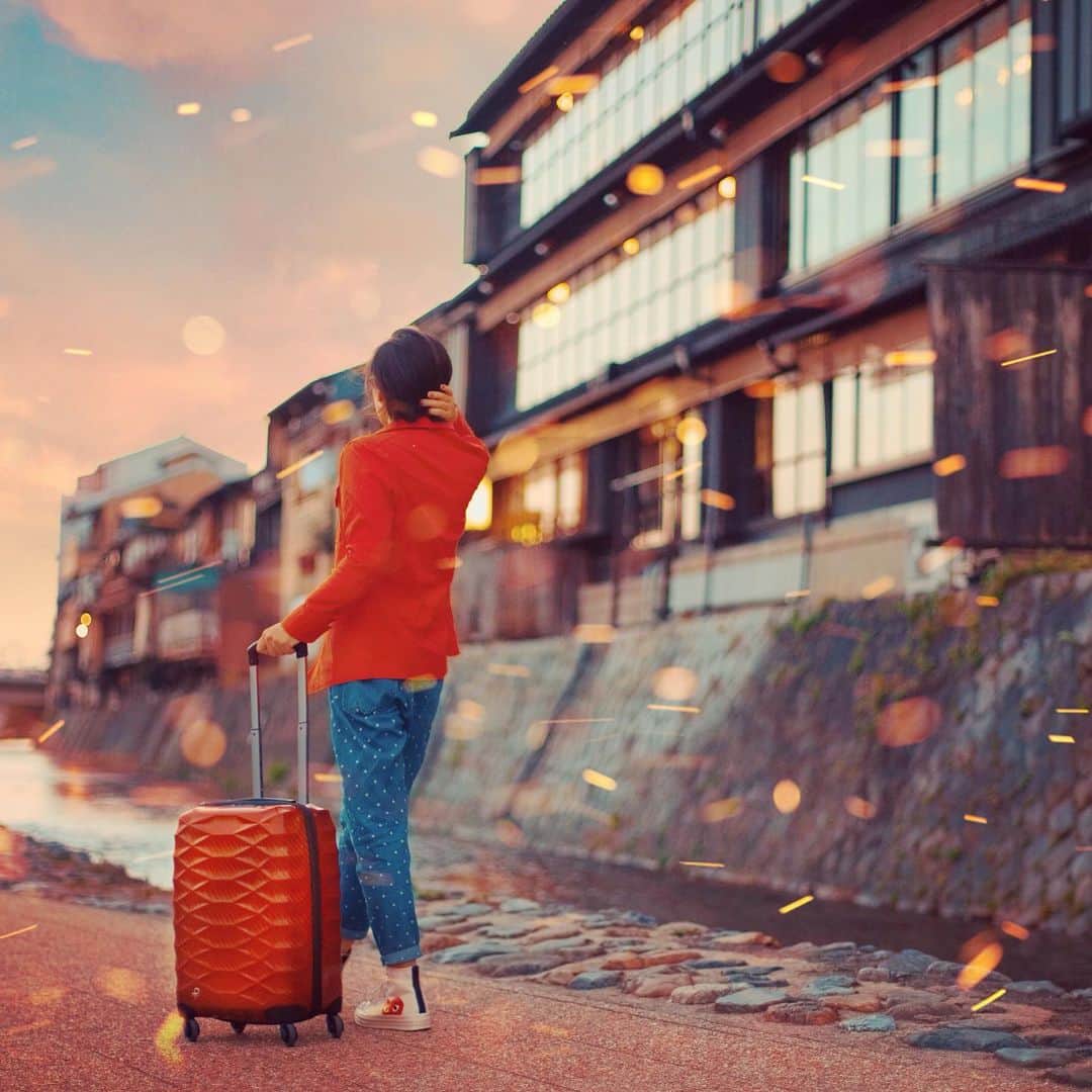 wacameraのインスタグラム：「今年はすでに6カ国へ旅をした私にとってバゲージやスーツケースはとても重要。見た目が可愛いこと、機能的なこと、軽いこと。 今回プロテカのエアロフレックスライトを使ってみましたがびっくりの軽さ。そして可愛い赤。空港のターンテーブルでもすぐ見つけられるので嬉しい( ●´◡`● )  そんなプロテカさんが昨日からキャンペーンを開催。 @proteca_japan をフォローした上で3色の内、お好きな色の写真にいいね！をして機能的なこのスーツケースgetしちゃってください( ●´◡`● )  ストーリーズにこのキャンペーンのリンクをつけておくので、そちらも探してみてね。」