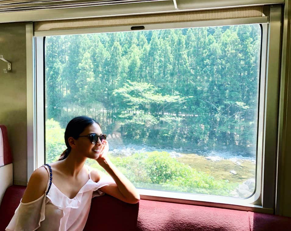 遊海 Yuumiさんのインスタグラム写真 - (遊海 YuumiInstagram)「Happy weekend 😆 green view from meisho-sen train. It’s different than the train you see in city looking out the window full of green views. Refreshes my eyes❤️ 名松線に乗りました。電車が短くて可愛くて、窓の外は緑&自然オンリー！@inaka_tourism @misugi_resort  @visitmie @visitjapanjp #misugi #misugivillage #mie #mieprefecture #visitmie #misugiresort #nature #love #peace #happiness #relaxing #selfcare #trueself #naturalbeauty #foresttherapy  #beauty #森 #三重県 #名松線 #meishosen #電車 #電車好き」6月22日 15時17分 - yuumi_kato