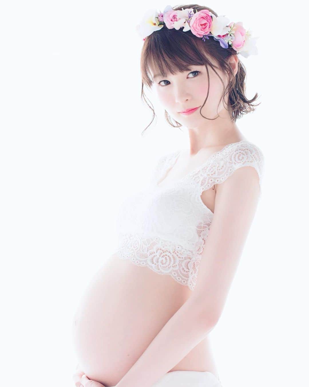しほの涼のインスタグラム：「明日からいよいよ正産期です😌 妊娠初期に出血したり、お腹が凄く張ったり、その度に自分のお腹にいるのに目に見えない我が子が元気なのかな？大丈夫なのかな？って不安がいっぱいあって😞😞 検診の時は元気に動いてる姿見て安心したり😌 胎動が暫くない気がして夜中に不安になって、旦那さんと2人でジッとお腹に手を当てて「動かないね、大丈夫かな、具合悪いのかな...」って。 でも30分位したらポコって動いて、「良かったぁ😭寝てただけかぁ😭」って2人でホッとしたり。 この10ヶ月間。 「まだ出てきちゃダメだよ‼️ママのお腹で大きくなるんだよ‼️」って言い聞かせてきてて、それが明日から「いつ出てきてもいいよ🤱」に変わるんだよね。 10ヶ月前から早くこの時期にならないかなって考えてた💦 この時期を迎える為に悪阻も乗り越えられた💪 赤ちゃん。あなたのタイミングで好きな時に出ておいでね。無事に健康に産んであげられるように頑張るからね😌💕 このお腹が引っ込んじゃうのが、何だかとっても寂しいけど 出てきた赤ちゃんはそんな事忘れちゃう位に愛しいんだろうな😽楽しみ🥰 #妊娠 #臨月 #臨月突入 #マタニティライフ #マタニティフォト #正産期 #令和ベイビー #令和ベビー #女の子ママ #初産 #女の子ベイビー #マタニティトラブル #マタニティ写真 #マタニティコーデ #花かんむり #マタニティ記録 #マタニティ生活 #マタニティママリ #プレママ #プレママライフ #プレママレポ #プレママコーデ #臨月妊婦 #臨月のお腹 #臨月ママ #ぷんにーらいふ #ぷんにーライフ #37w #37週」