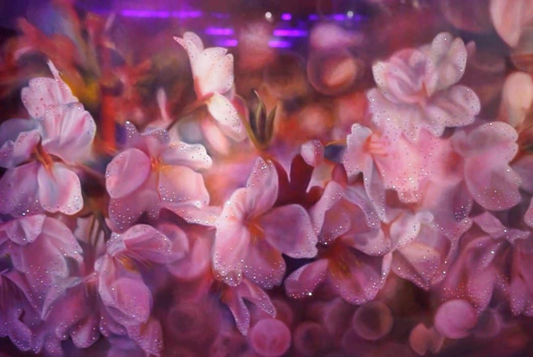松下萌子さんのインスタグラム写真 - (松下萌子Instagram)「大盛況ありがとう御座います💐 ギャラリー史上初のお花の多さらしく、初日から感謝感激の嵐です。 オープニングパーティーは沢山の方にお越し下さいました。本当に嬉しい💝 2週間、やってます。 日月は、お休みなので注意❣️ ［秘花］の世界観 是非ご堪能下さい。  Moeco’s exhibition のお知らせです。 『秘花』–HIBANA-  ほどけてゆく、秘密の花  チョークアーティストMoecoが 前作『艶画』から 日本では、約２年半ぶりとなる 全描き下ろし大型個展 『秘花』–HIBANA-開催。  前回、Moecoが初めてエロティシズムの世界を描き、センセーショナルな話題を巻き起こした個展『艶画』 『秘花』は、その延長線上にありながらも 何光年も先に到達したような、別次元の表現に満ちあふれた作品達となっている。  会場に入った瞬間、そのきわどさ、惑わすほどの妖艶さに 思わず疼きと息をのむほどの高鳴りを覚えるのではないだろうか。  そして、今回の個展では 有名アーティスト達とのコラボ作品も展示。  NYを始め、数々の海外での活動や 華々しいメディアでの露出を経て ここ数年の間に更にほどけていった Moecoの『秘花』 是非ご堪能下さい。  Collaboration Artists✳︎ Amazing JIRO × Moeco 杉田陽平× Moeco 橋本マナミ × Moeco  Pantovisco × Moeco  Time✳︎ 6月21日〜7月6日まで 21日 opening party  18-21時  Place✳︎ MDPギャラリー 〒153-0042　東京都目黒区青葉台1丁目14番18号1階 1-14-18,1F Aobadai Meguro-ku Tokyo JAPAN 153-0042 TEL : +81-(0)3-3462-0682 E-MAIL : info@mdpgallery.com 日・月・祝祭日休廊　11:00 – 19:00 Closed on Sundays, Mondays & National Holidays 東急東横線　中目黒駅正面出口より徒歩8分 8 minutes walk from the main exit at Nakameguro station on Tokyu toyoko line  http://mdpgallery.com  Photo by Hirano Takashi  #moecochalkart #drawing  #art  #japan  #japanese #artist #moeco #チョークアート #チョーク #アート #tokyo #picture  #絵 #artist #黒板 #japaneseartist #アーティスト #blackboard #handmade #art_overnight #초크아트 #drawing_expression #workshop #艶画 #松下萌子 #chalkart  #arthubmedia #チョークアーティスト #秘花 #hibana」6月22日 15時13分 - moecochalkartonly