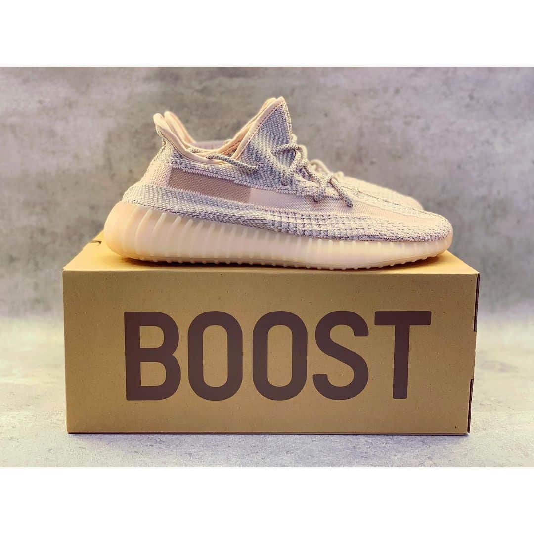 RINKAN渋谷店さんのインスタグラム写真 - (RINKAN渋谷店Instagram)「【Coming Soon...】 ㅤㅤㅤㅤㅤㅤㅤㅤㅤㅤㅤㅤ YEEZY BOOST 350 V2 「SYNTH」  本日お買取しました！ サイズ多数ご用意しております。  只今店頭にてご案内可能です！  ご質問ありましたらDMにてお問い合わ下さいませ。  #rinkan #shibuya #supreme #supremenorthface #offwhitenike #yeezyboost #yeezyboost350V2 #rafsimons #calvinklein #alyx #kapital #gosharubchinskiy #acoldwall #louisvuitton #vetements #balenciaga #vlone #offwhite #readymade #yeezy #yeezyseason #fearofgod #fog #doublet #needles #undercover #ambush  RINKAN 渋谷 03-5458-3050」6月22日 15時14分 - rinkan_shibuya