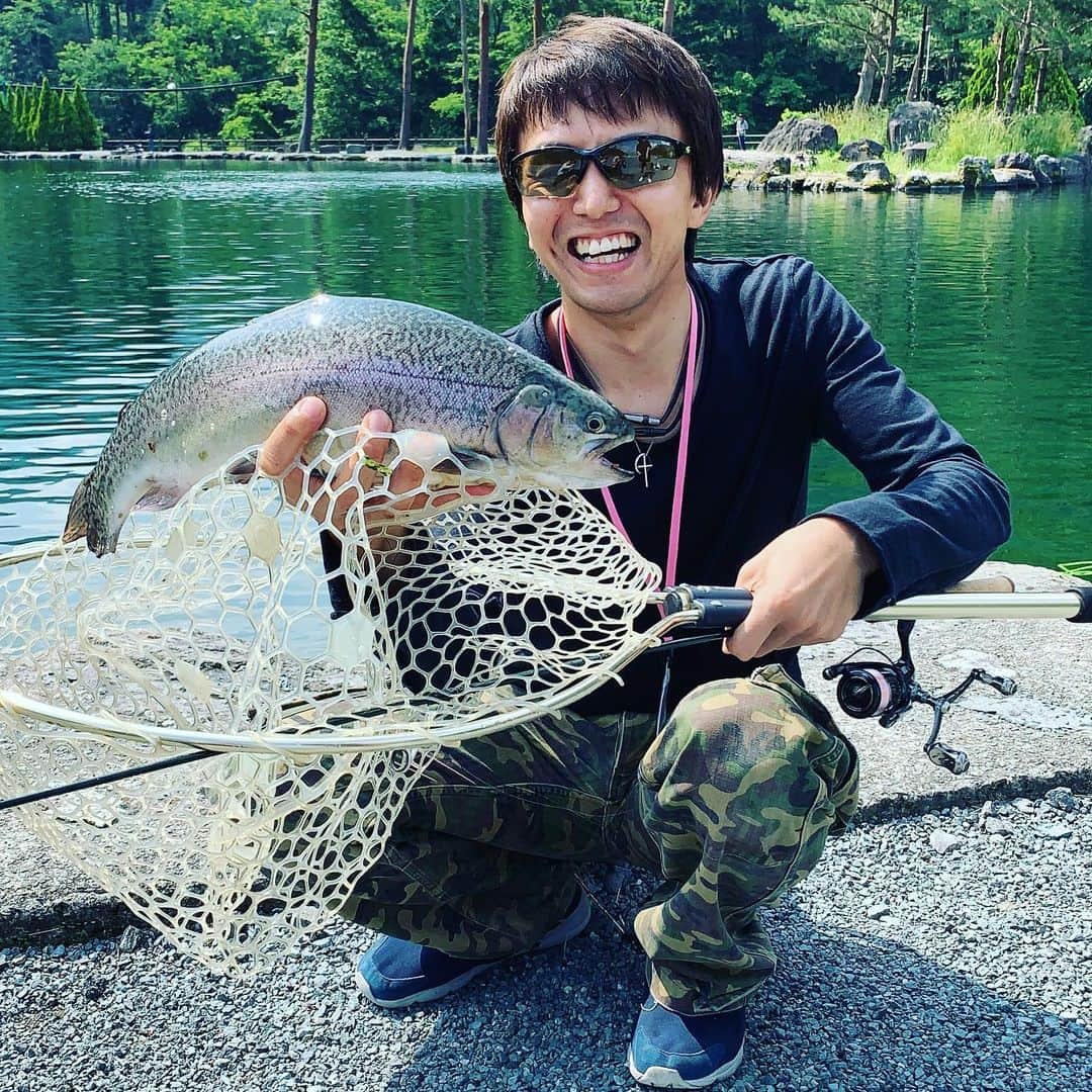 神宮司治さんのインスタグラム写真 - (神宮司治Instagram)「釣りを満喫して魚を捌く！！ 「ロックトラウト」 釣って良し食べて良し👍 無くなったらまた釣りに行きましょう🎣  #神宮司治  #ドラム  #釣り  #トラウト #ロックトラウト  #魚  #捌く  #ベリーパークinフィッシュオン鹿留  #flumpool  #阪井一生  #尼川元気  #木内友軌  #山賀モータース」6月22日 15時15分 - ojro_men