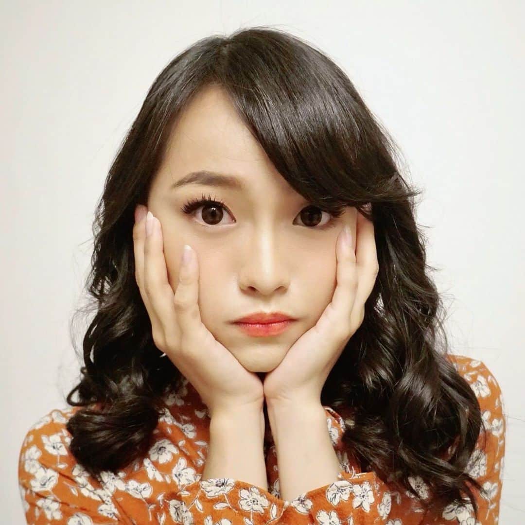 ロナ・アングラエニのインスタグラム：「Lebih baik sakit hati.. dari pada sakit gigi ini.. . . Seriusan sakitan sakit gigi lah suwerrrr *pengalamandua2nya」