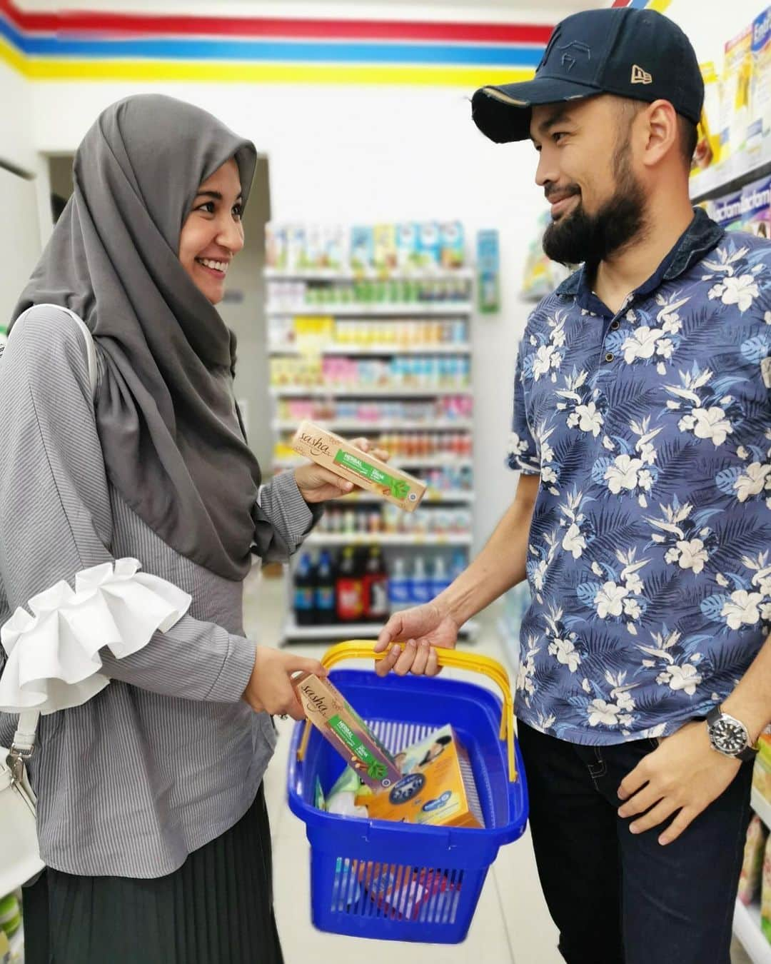 Shireen Sungkarさんのインスタグラム写真 - (Shireen SungkarInstagram)「Yayy @sashaindonesia udah ada di toko atau supermarket terdekat lohh ,jadi lebih mudah skrg beli nya ❤️yuk pakai sasha ,pasta gigi dengan serpihan siwak  Nahhh siapa yg udh pake??????」6月22日 15時25分 - shireensungkar