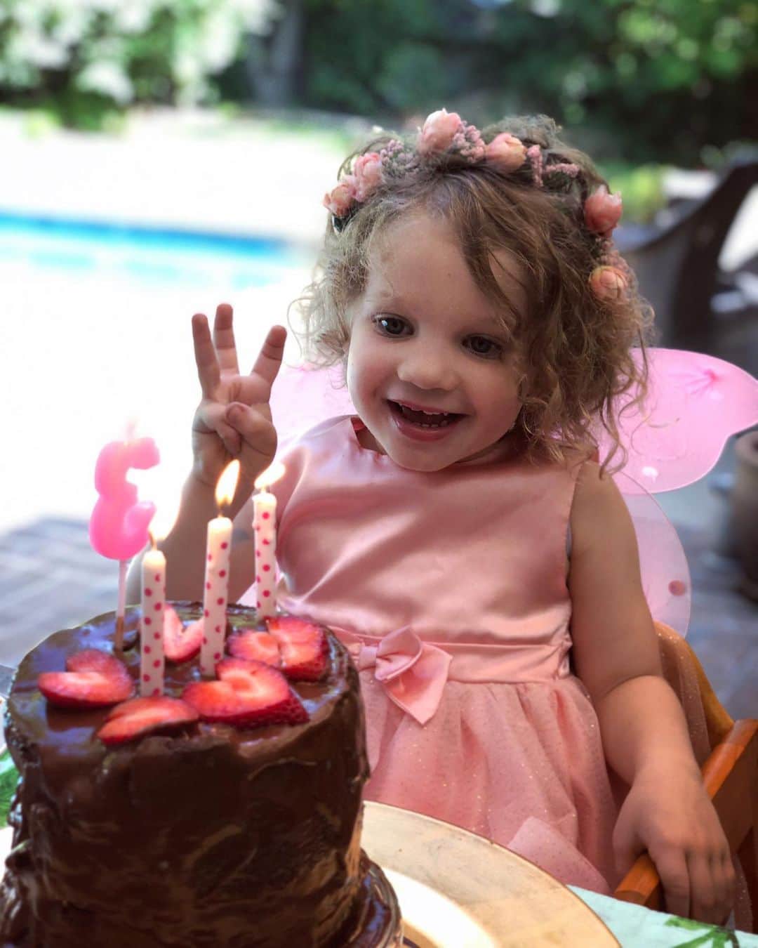 エリカ・クリステンセンのインスタグラム：「This. Person. It’s her birthday today. How have three years flown by?? These pics are from the pre-party we had with my parents. And today we made waffles and watched movies and gave her a pink car which is amazingly what she really, really wanted.」
