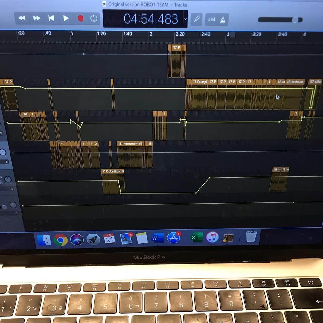アンドレア・フエンテスのインスタグラム：「I feel like a true composer right now! Any coach can imagine how many hours this means! More than 100 cuts + fades in and outs! Very proud of our first @usasynchront free team, thank you @robotboysofficial for this awesome music...I loved the process of creating the choreography with your songs. I’m sure if you listen the mix you would kill me for changing everything, but I can tell you will be very proud of our moves. 🤘🤖Thank you @apple for making my life easy too ;))))」