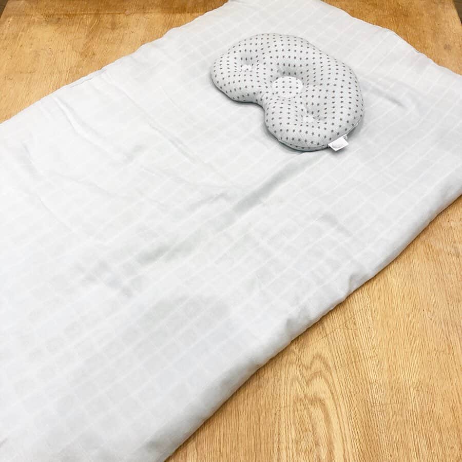 こども ビームスさんのインスタグラム写真 - (こども ビームスInstagram)「【new arrival】 ＜Baby Pillow × こども ビームス＞ ベビー枕＆ガーゼ敷パッド セット  日本製にこだわり50年以上の布製品メーカー「Baby Pillow」に別注したおふとんセットのご紹介です❗️ ころんとしたシルエットの可愛いベビー枕と、肌触りのいい柔らかいガーゼ敷きパッドがセットになっています。 出産準備や、保育園でのお昼寝用布団などにぴったり✨夏のお昼寝も快適に過ごしていただけます。 . サイズ:敷きパッド(88.3cm×59.3cm)、枕(18.2cm×27.5cm) カラー:WHITE、LT.YELLOW、BLUE.GREY、LILAC ¥8,300+税 . BEAMS CLUB会員様限定の特別優待セールを全国のビームス各店及び、公式オンラインショップにて開催中❗️ セールに先駆けゆったりとした店内で対象商品を30％OFFでお買い求めいただけます。BEAMS CLUBへのご入会は当日も承ります✨  #ビームスクラブカード #セール #セール情報 #優待 #会員限定  #babypillow #ベビーピロー #保育園 #お昼寝布団 #おふとん  #kodomobeams #beams #daikanyama #こどもビームス #ビームス #代官山 新作アイテムはプロフィールのリンク🔗からビームス公式サイト、こども ビームスページをチェック❗️ ※お問い合わせにつきましては、お電話にて承ります。」6月22日 15時30分 - kodomo_beams