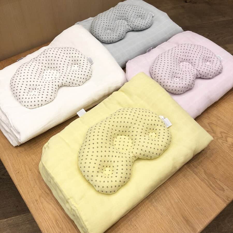 こども ビームスさんのインスタグラム写真 - (こども ビームスInstagram)「【new arrival】 ＜Baby Pillow × こども ビームス＞ ベビー枕＆ガーゼ敷パッド セット  日本製にこだわり50年以上の布製品メーカー「Baby Pillow」に別注したおふとんセットのご紹介です❗️ ころんとしたシルエットの可愛いベビー枕と、肌触りのいい柔らかいガーゼ敷きパッドがセットになっています。 出産準備や、保育園でのお昼寝用布団などにぴったり✨夏のお昼寝も快適に過ごしていただけます。 . サイズ:敷きパッド(88.3cm×59.3cm)、枕(18.2cm×27.5cm) カラー:WHITE、LT.YELLOW、BLUE.GREY、LILAC ¥8,300+税 . BEAMS CLUB会員様限定の特別優待セールを全国のビームス各店及び、公式オンラインショップにて開催中❗️ セールに先駆けゆったりとした店内で対象商品を30％OFFでお買い求めいただけます。BEAMS CLUBへのご入会は当日も承ります✨  #ビームスクラブカード #セール #セール情報 #優待 #会員限定  #babypillow #ベビーピロー #保育園 #お昼寝布団 #おふとん  #kodomobeams #beams #daikanyama #こどもビームス #ビームス #代官山 新作アイテムはプロフィールのリンク🔗からビームス公式サイト、こども ビームスページをチェック❗️ ※お問い合わせにつきましては、お電話にて承ります。」6月22日 15時30分 - kodomo_beams