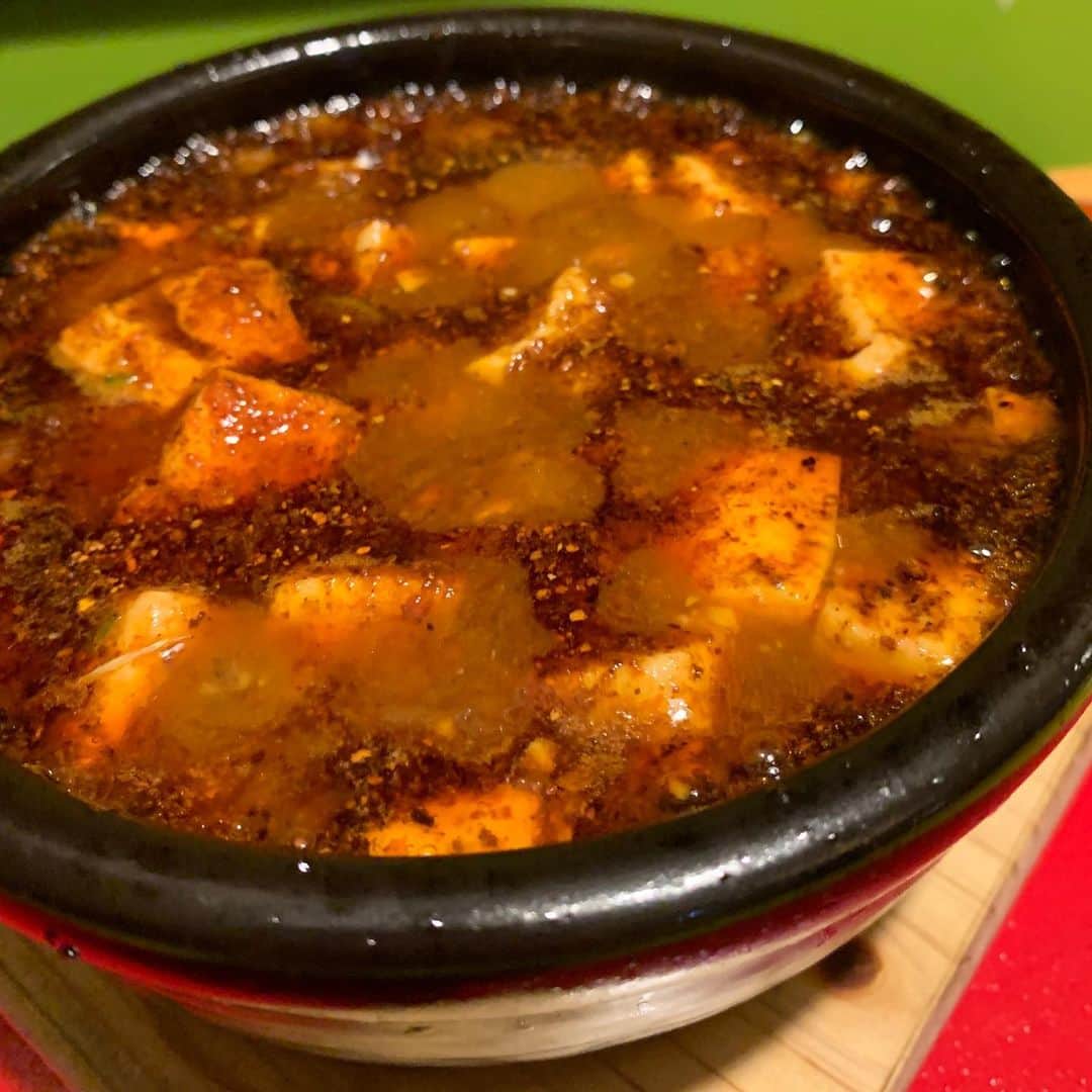 poroco（ポロコ）さんのインスタグラム写真 - (poroco（ポロコ）Instagram)「本格中華を気軽に楽しむ中華バル「中華バル SABUROKU360」✨ 「汁無し担々麺」（880円）は山椒をふんだんに使った、鼻に抜ける風味とさわやかな辛さに食欲がそそられる一杯。自家製の肉味噌は、野菜と麺にしっかりと絡めて味わって😋 一番人気の「陳麻婆豆腐」に、唐辛子と山椒の香りと辛みをプラスした「激辛!!陳麻婆豆腐」（880円）🔥 「かめだし紹興酒」をはじめ、白酒や桂花陳酒などの希少な中国酒も豊富に取り揃えている🍾 中華バル SABUROKU360 札幌市北区北24条西4丁目4-22 三浦ビル1F #中華バルsaburoku360 #中華バル#SABUROKU360 #中華 #札幌中華 #汁なし担々麺 #汁無し担々麺 #担々麺 #陳麻婆豆腐 #麻婆豆腐 #甕出し紹興酒 #かめだし紹興酒 #札幌 #北24条 #poroco」6月22日 15時31分 - poroco_magazine