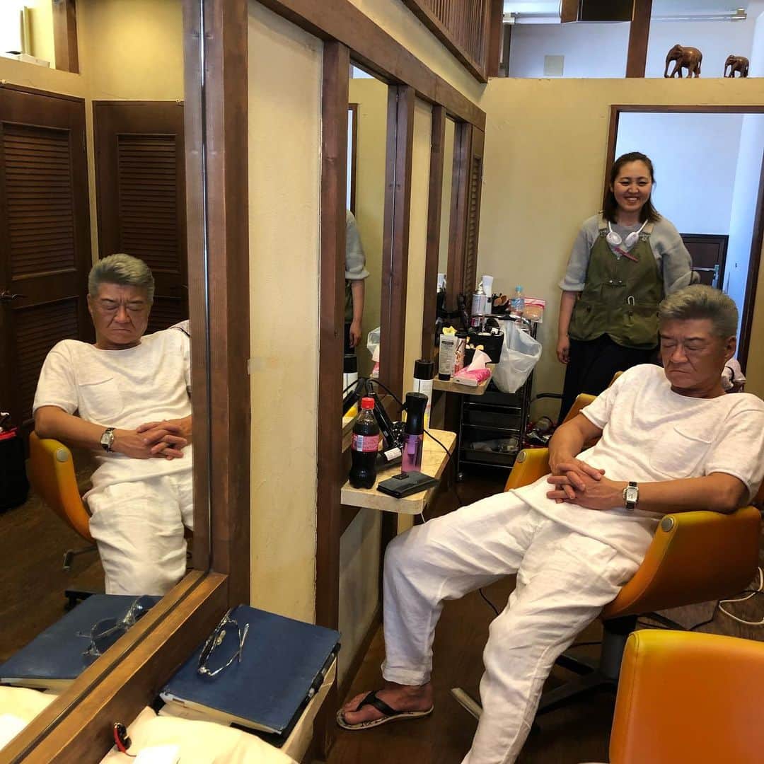 山口祥行のインスタグラム：「寝顔が可愛くない😱いつも寝てばっかいるからメイクさんに笑われている（笑） #小沢仁志」