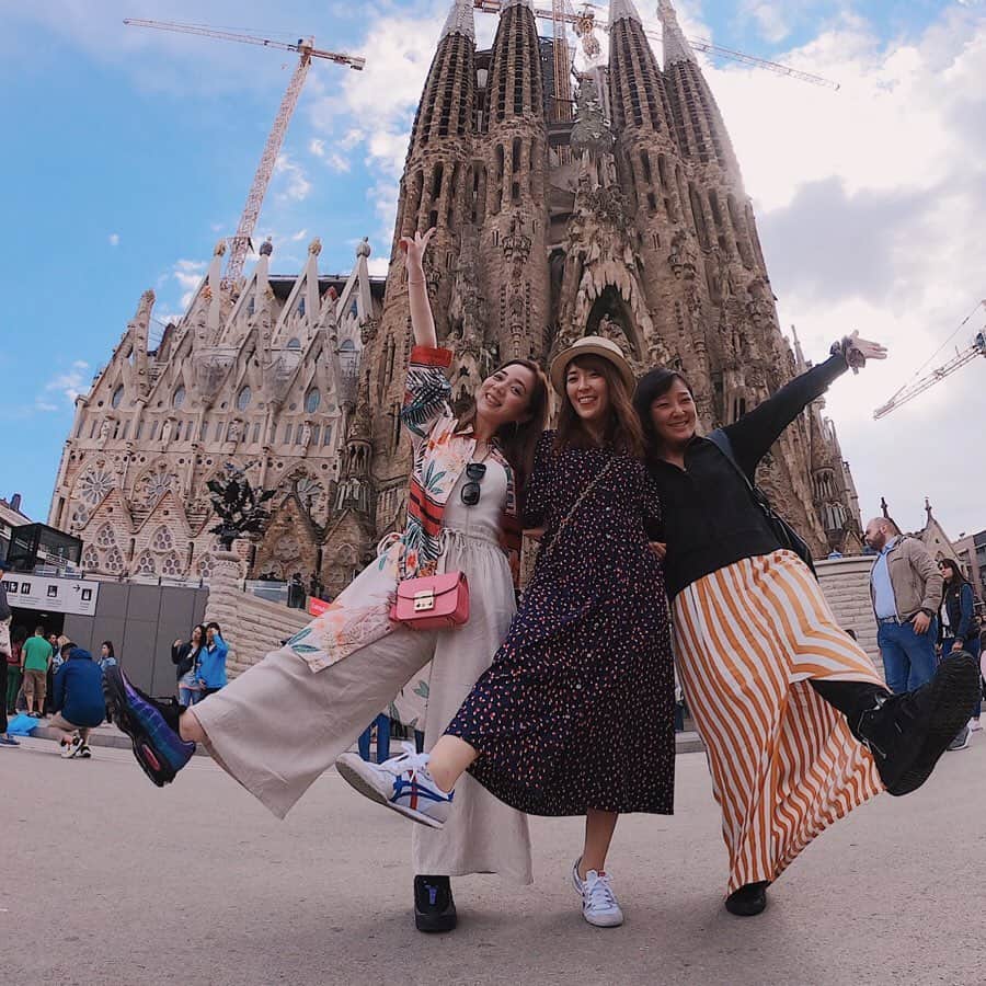 相知明日香さんのインスタグラム写真 - (相知明日香Instagram)「🇪🇸 | Barcelona | SPAIN . Finally finally finally......‼︎✨ Finally here in Sagrada Familia🇪🇸 . 一輩子一定要看的 Sagrada Familia！到底來了❣️ . 13都市まわる中でも 最も楽しみにしてた国 スペイン🇪🇸 そして中でもココ。サグラダファミリア！ ついに行けました！それも大好きな方達との特別なお仕事で。 嬉しすぎました。。。一生の思い出😭✨ 完成は 2026年だそうな。🦄☁️ またいつか 完成した姿を見れたらいいな😌⛪️ . #あすかの旅スタinSPAIN #あすかの旅スタinSunPrincess #JTBSUNPRINCESSWORLDCRUISE2019 #SunPrincess #WorldCruise #Cruise #JTB #Barcelona#SPAIN#Travel#Traveler#Violinist#Artist#love#happy#SagradaFamilia#beautiful#相知明日香#旅するヴァイオリニスト#旅#旅行#ヴァイオリン#音楽#サンプリンセス#クルーズ#スペイン#バルセロナ#🇪🇸#サグラダファミリア」6月22日 15時36分 - asukalohappy