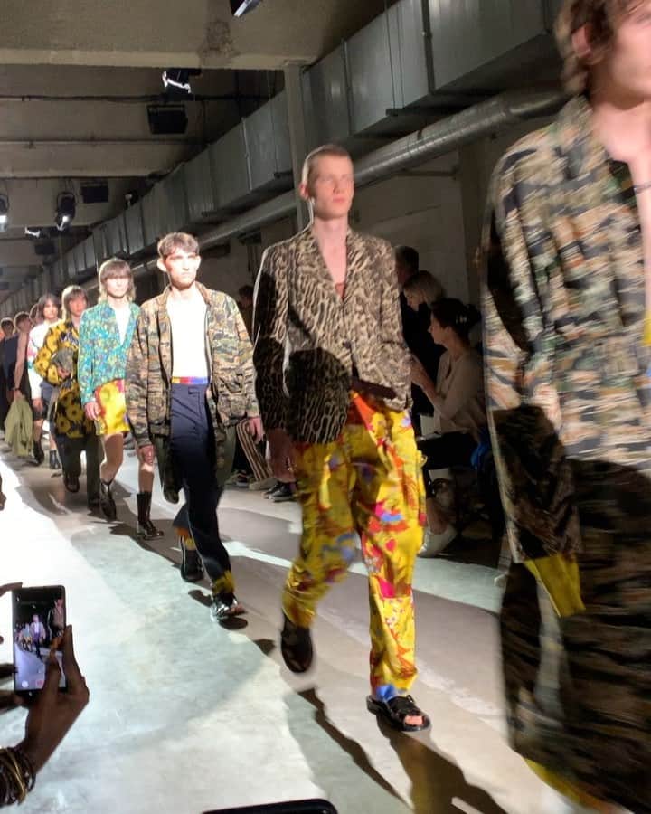 スコット・シューマンのインスタグラム：「The best just keep delivering the best clothes! This time @driesvannoten」
