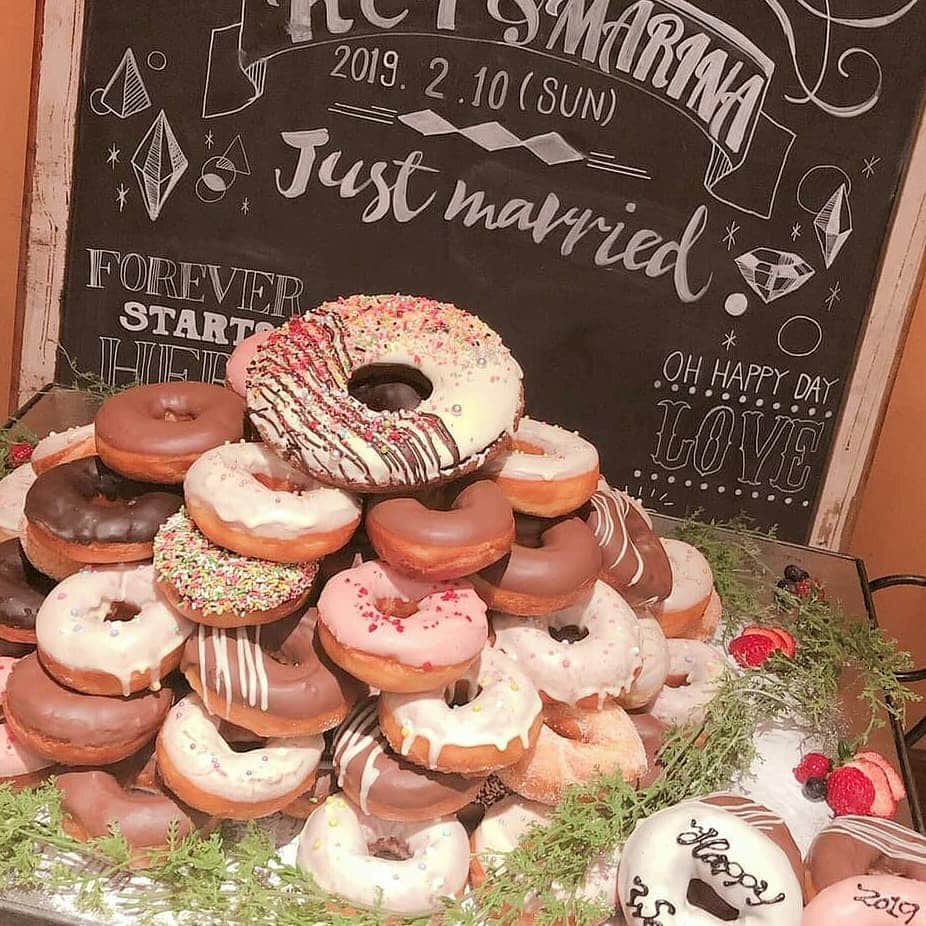 メゾン エルミタージュさんのインスタグラム写真 - (メゾン エルミタージュInstagram)「【オリジナルウェディングケーキ🍩✨】 ・ ・ 大好きなドーナツ🍩をタワーにして ウェディングケーキに🎂✨ ・ ・ 見た目もかわいらしく ゲストもあっと驚くカラフルさ♥ ・ ・ ぜひ専属パティシエにお任せくださいませ😊 ・ ・ ・ 【平日限定‼】 #フォトウェディング もご予約受付中です✨ 結婚式は考えていなくても 本格的なお写真を残したい方📷 衣裳・ヘアメイク・フレンチランチ☀🍴まで 大変お得な特別プランをご用意‼ 詳しくはHPまたは直接お問い合わせください🎵 ・ ・ #エルミ花嫁 #みんなのウェディング栃木エリア１位  #小山市結婚式場 #maisonhermitage#メゾンエルミタージュ #wedding#ウェディング#結婚式#ウェディングアイテム#ケーキ#スウィーツ#美味しい#甘い#フラワー#ナチュラル#ドーナツタワー #ドーナツケーキ#ドーナッツ#オーベルジュ#南フランス#happy#栃木#小山#宇都宮#茨城#佐野#恵比寿姉妹店」6月22日 15時58分 - maison.hermitage